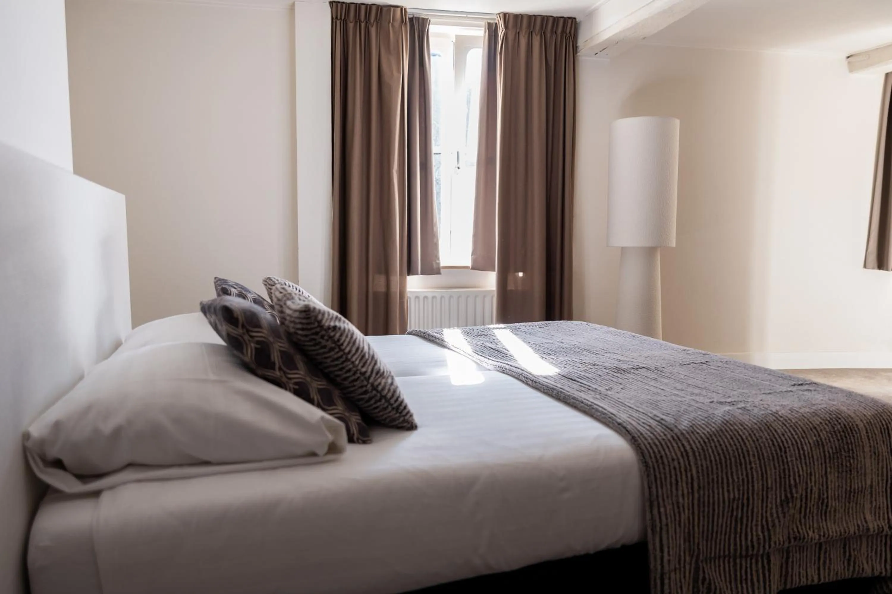 Property building, Bed in Le Virage bistro en hotel