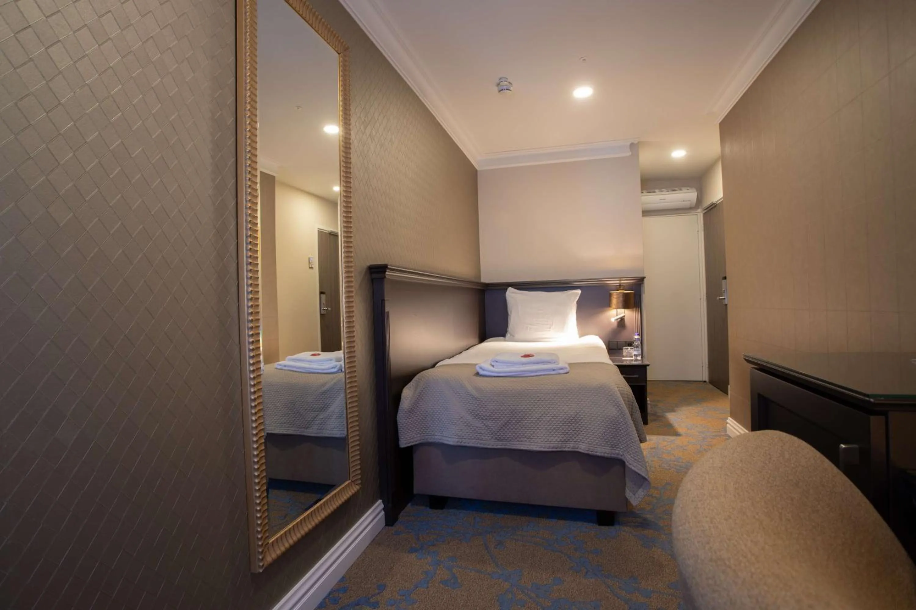 Photo of the whole room, Bed in Good Seasons Hotel Den Bosch