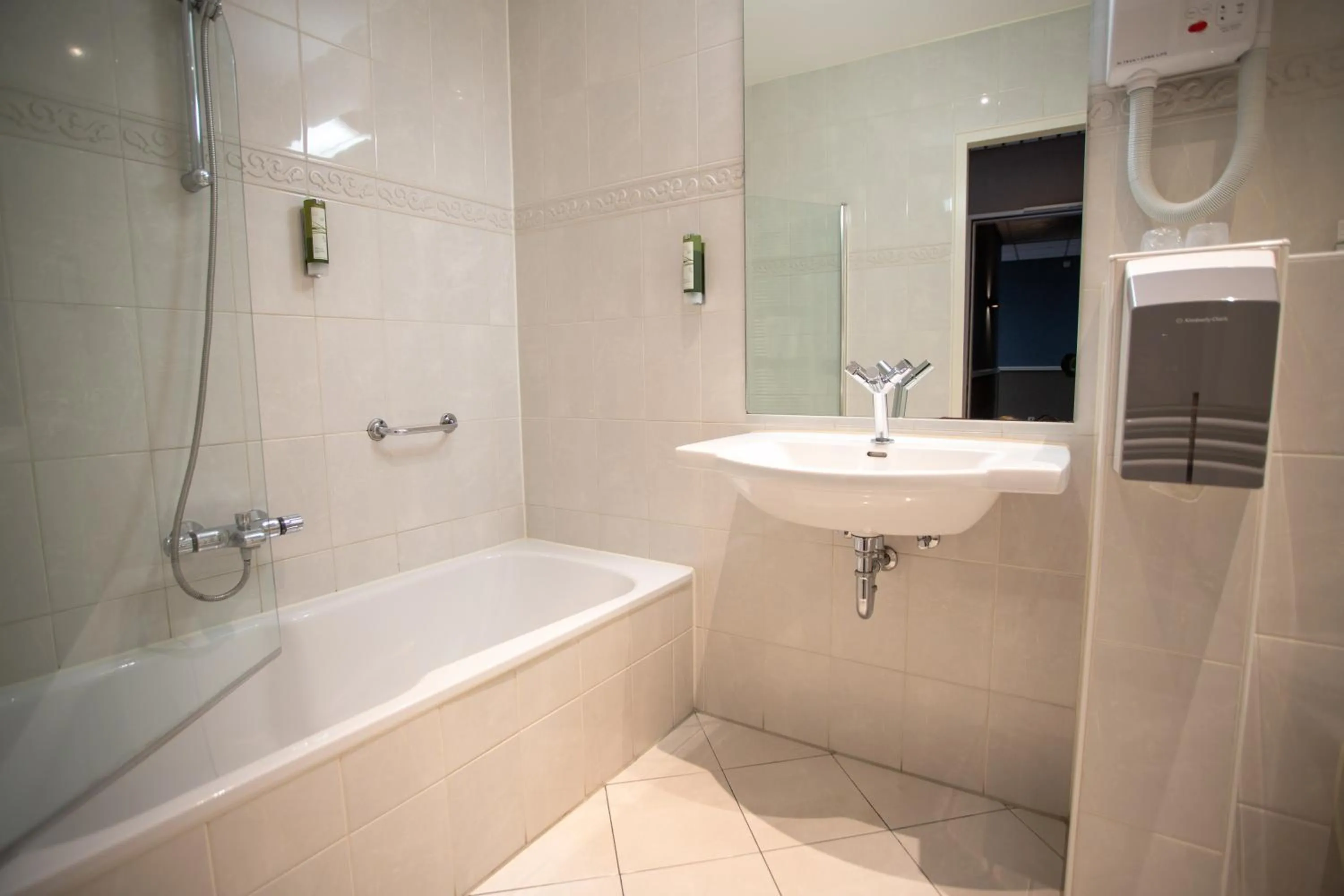 Shower in Good Seasons Hotel Den Bosch