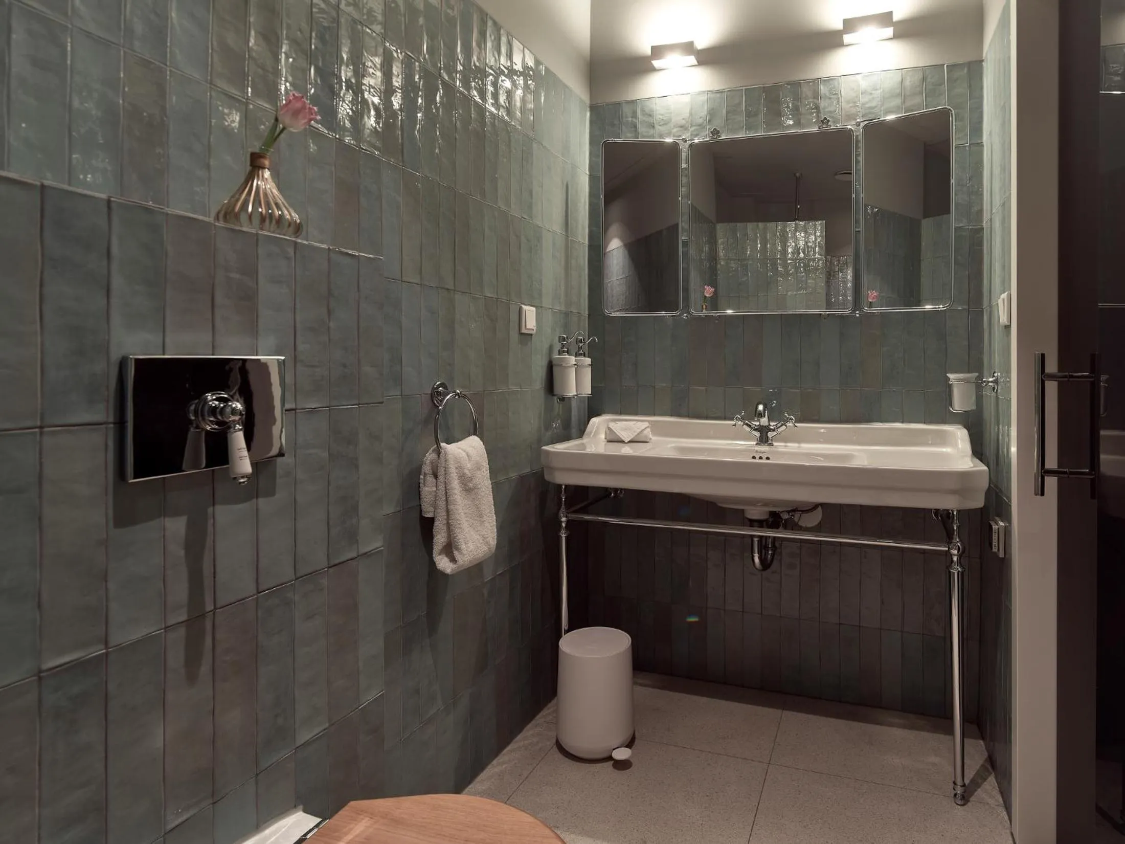 Shower in Good Seasons Hotel Den Bosch