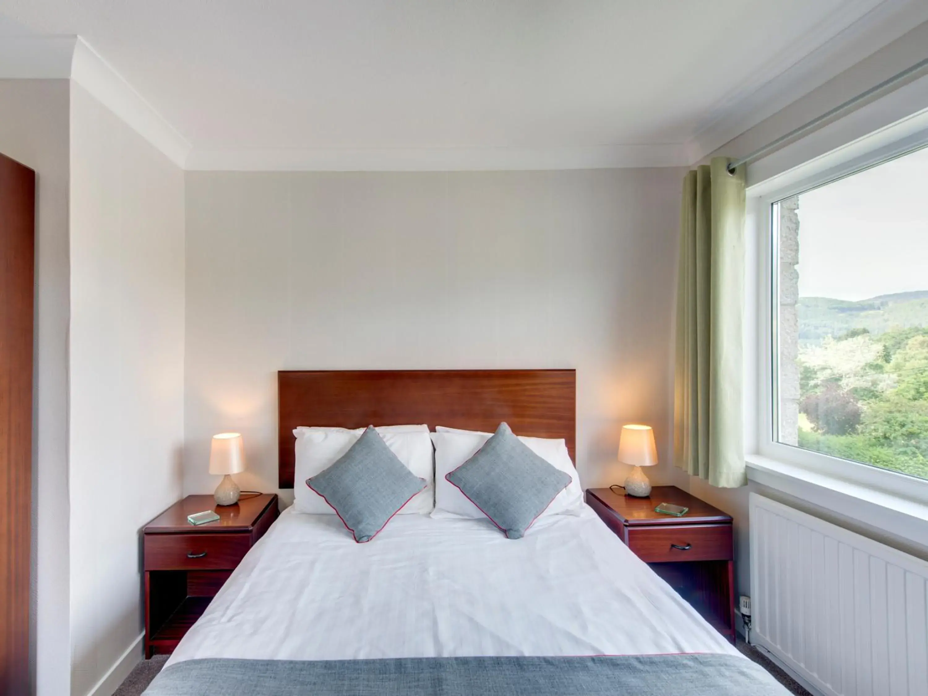 Photo of the whole room, Bed in Craigvrack Hotel & Restaurant Photo of the whole room, Bed in Craigvrack Hotel & Restaurant