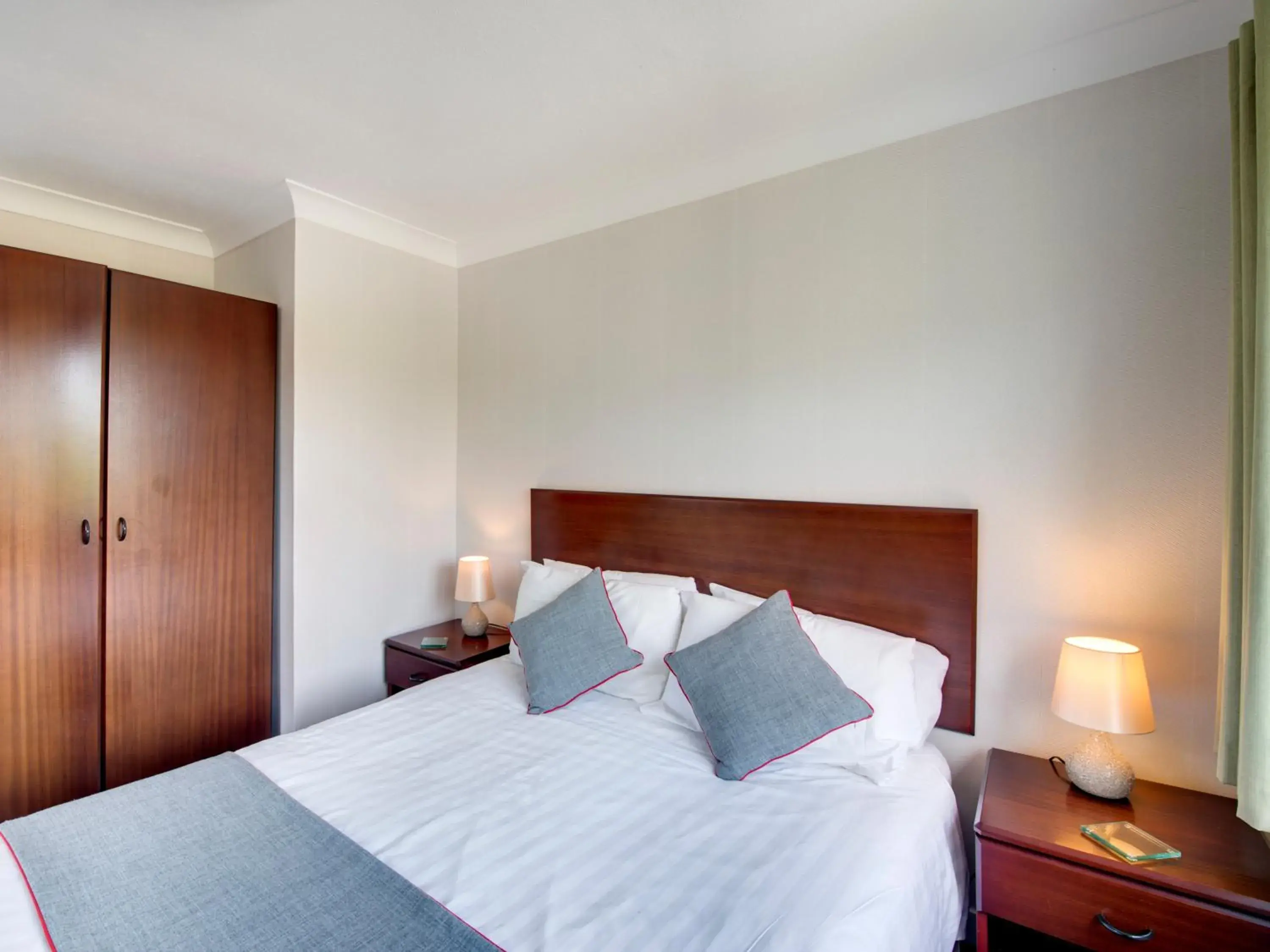 Photo of the whole room, Bed in Craigvrack Hotel & Restaurant Photo of the whole room, Bed in Craigvrack Hotel & Restaurant