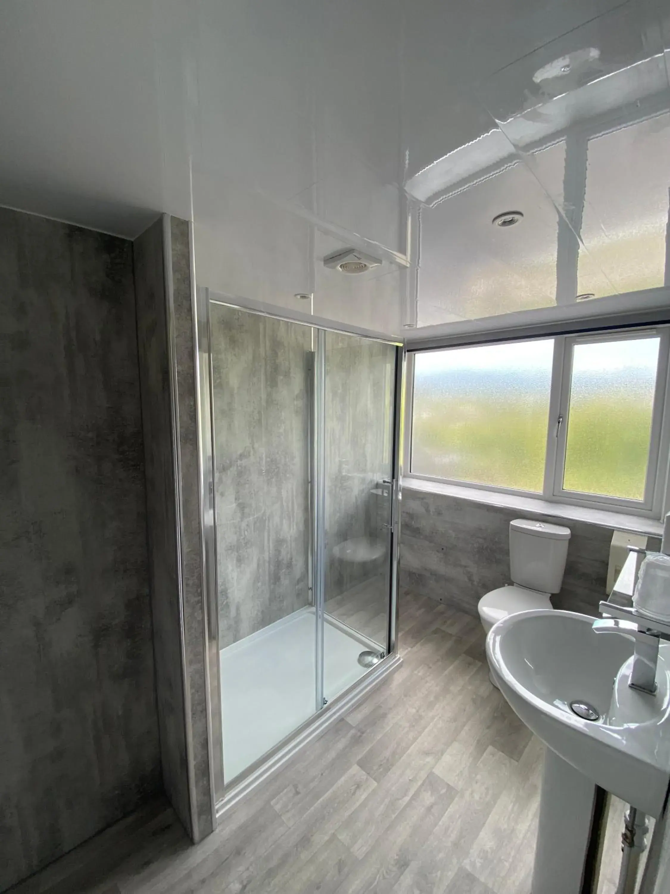 Bathroom in Craigvrack Hotel & Restaurant Bathroom in Craigvrack Hotel & Restaurant