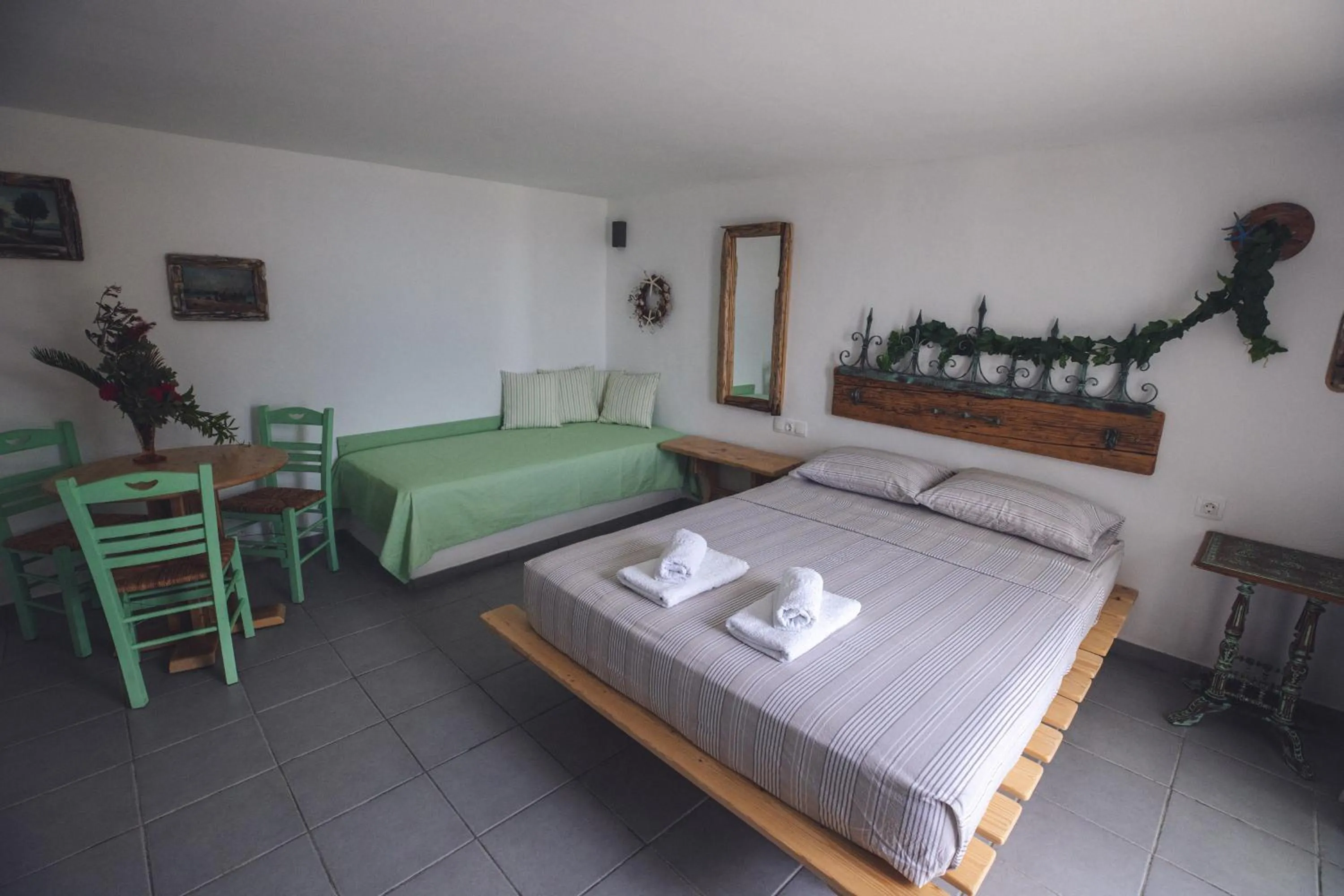 Photo of the whole room, Bed in Castria studios