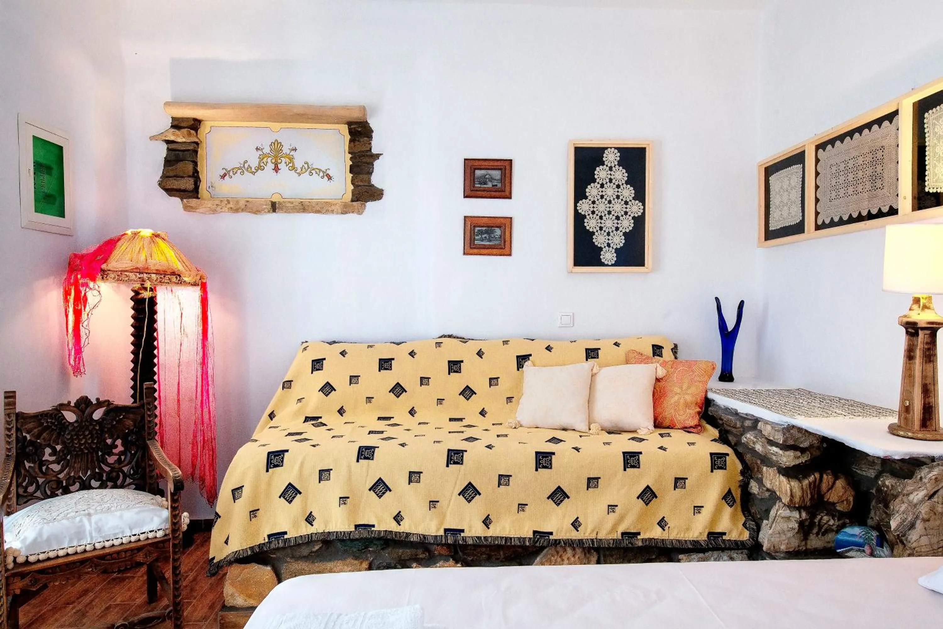 Living room, Bed in Castria studios