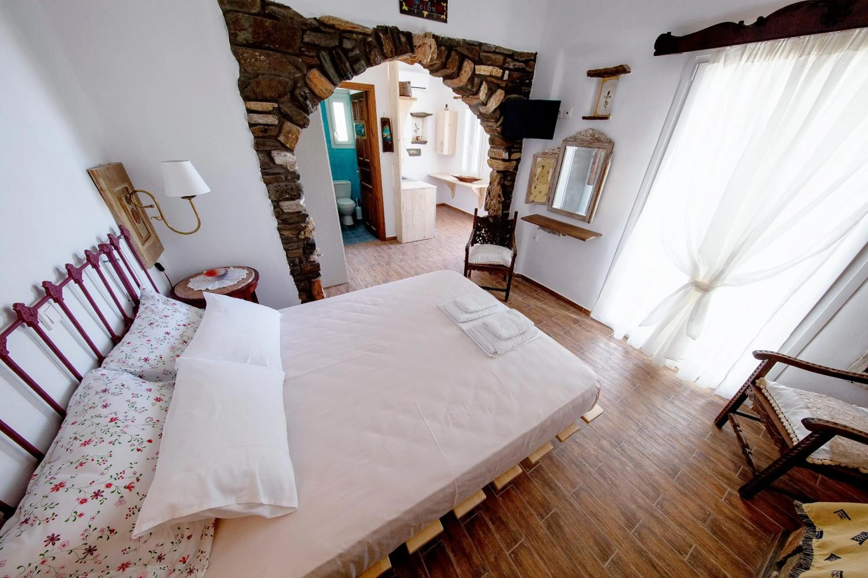 Photo of the whole room, Bed in Castria studios