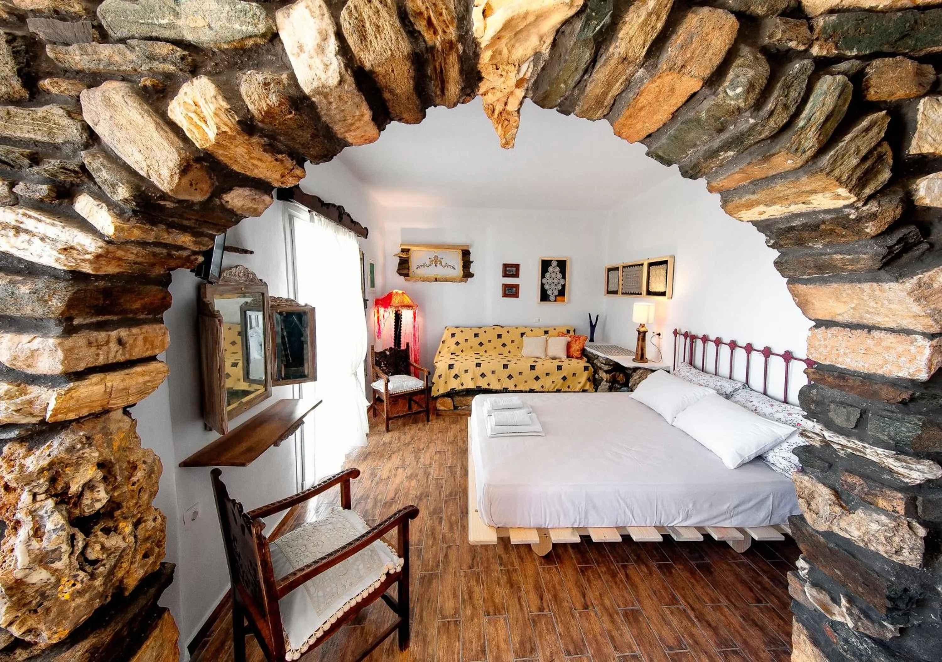 Photo of the whole room, Bed in Castria studios