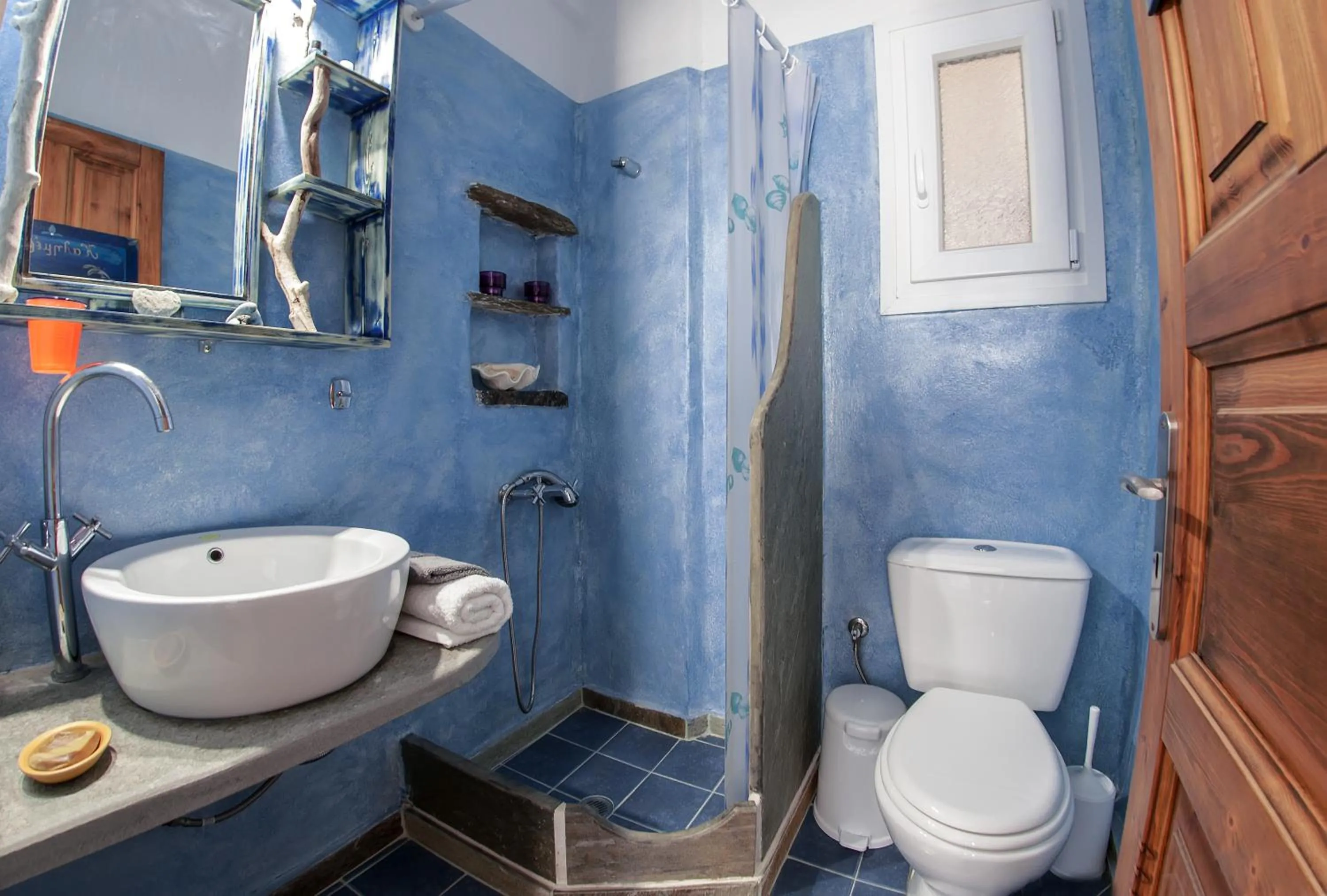 Bathroom in Castria studios