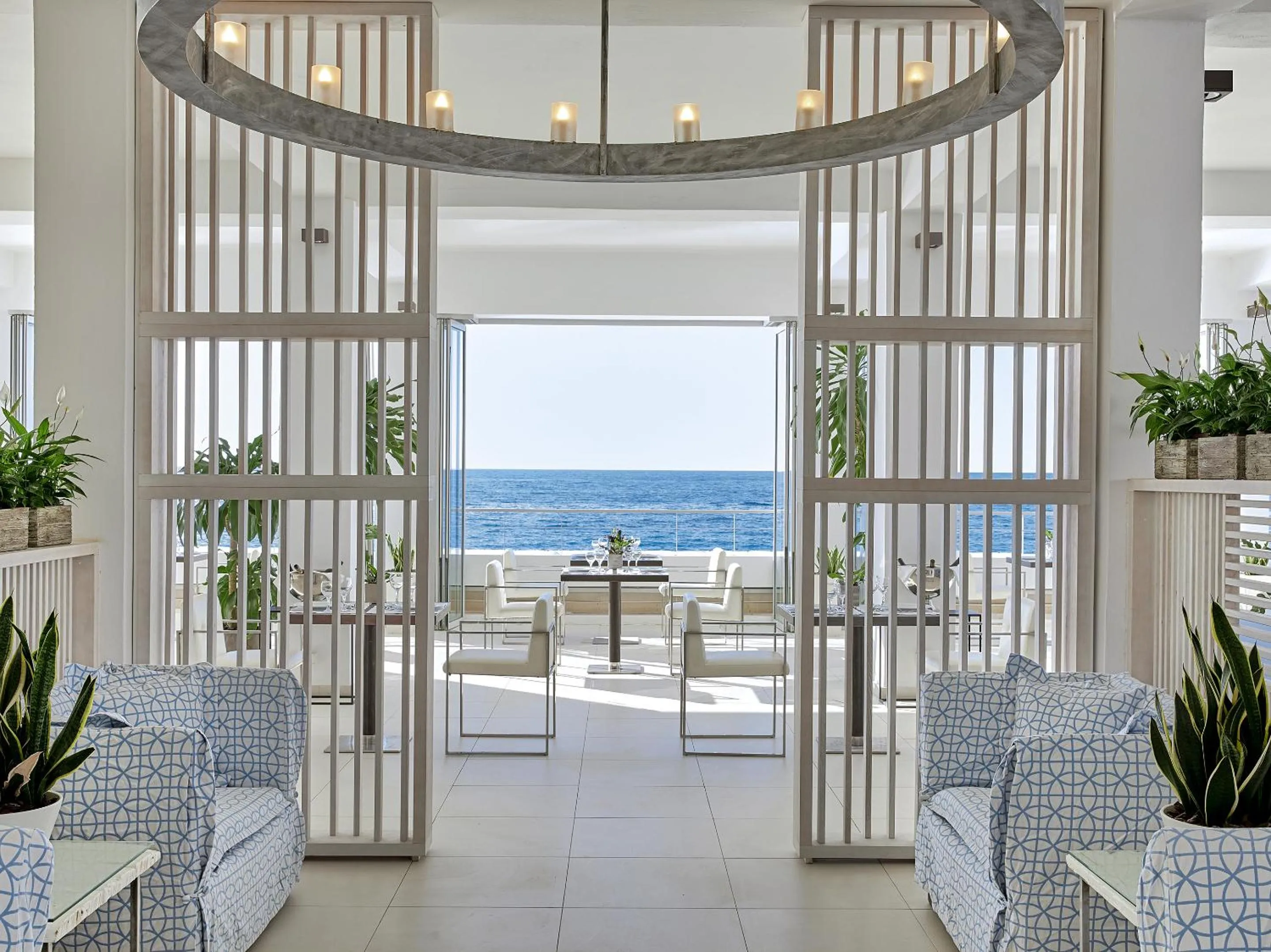 Restaurant/places to eat in Grecotel LUXME White