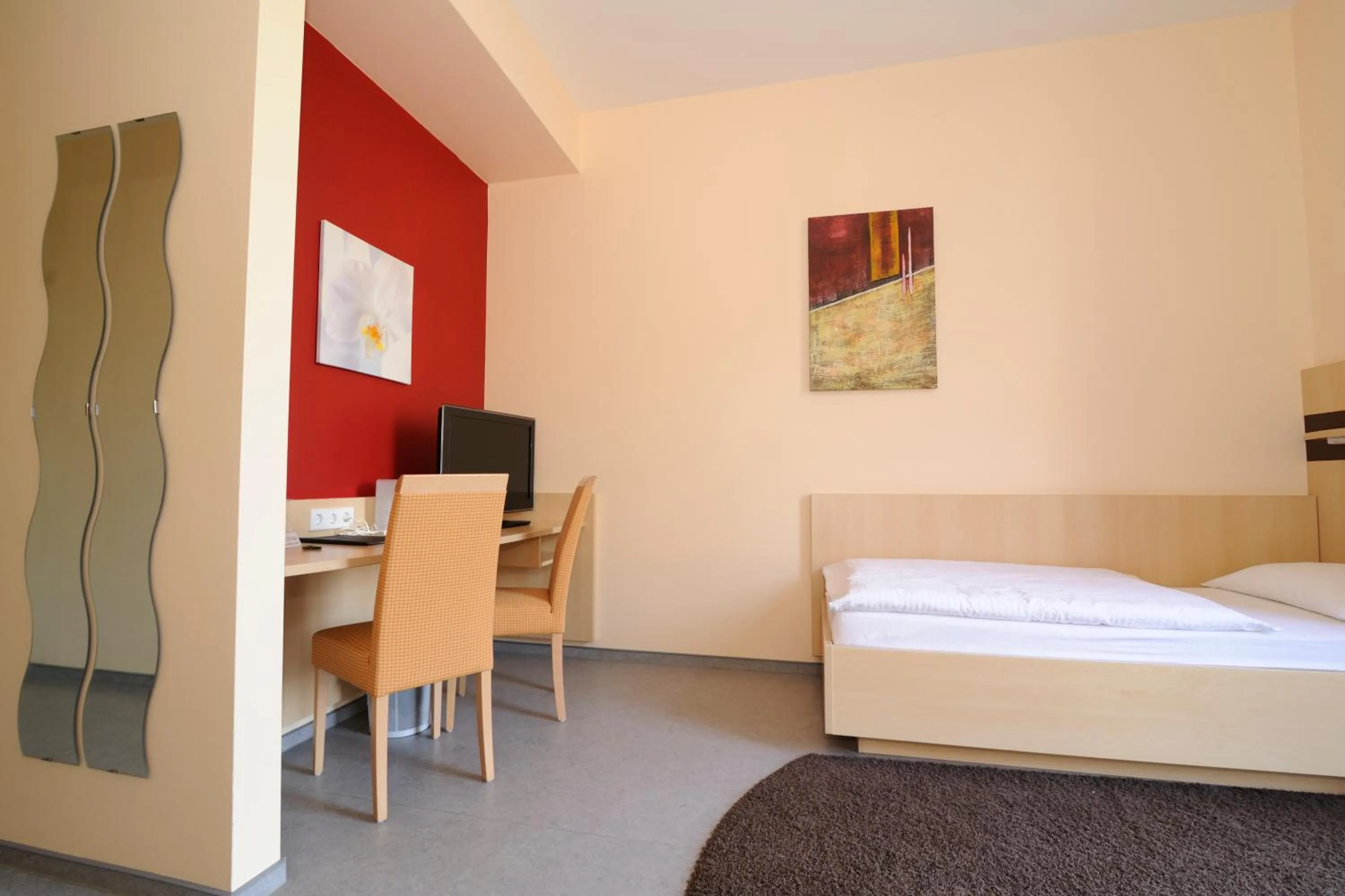 Photo of the whole room, Bed in Sporthotel Borussia Düsseldorf