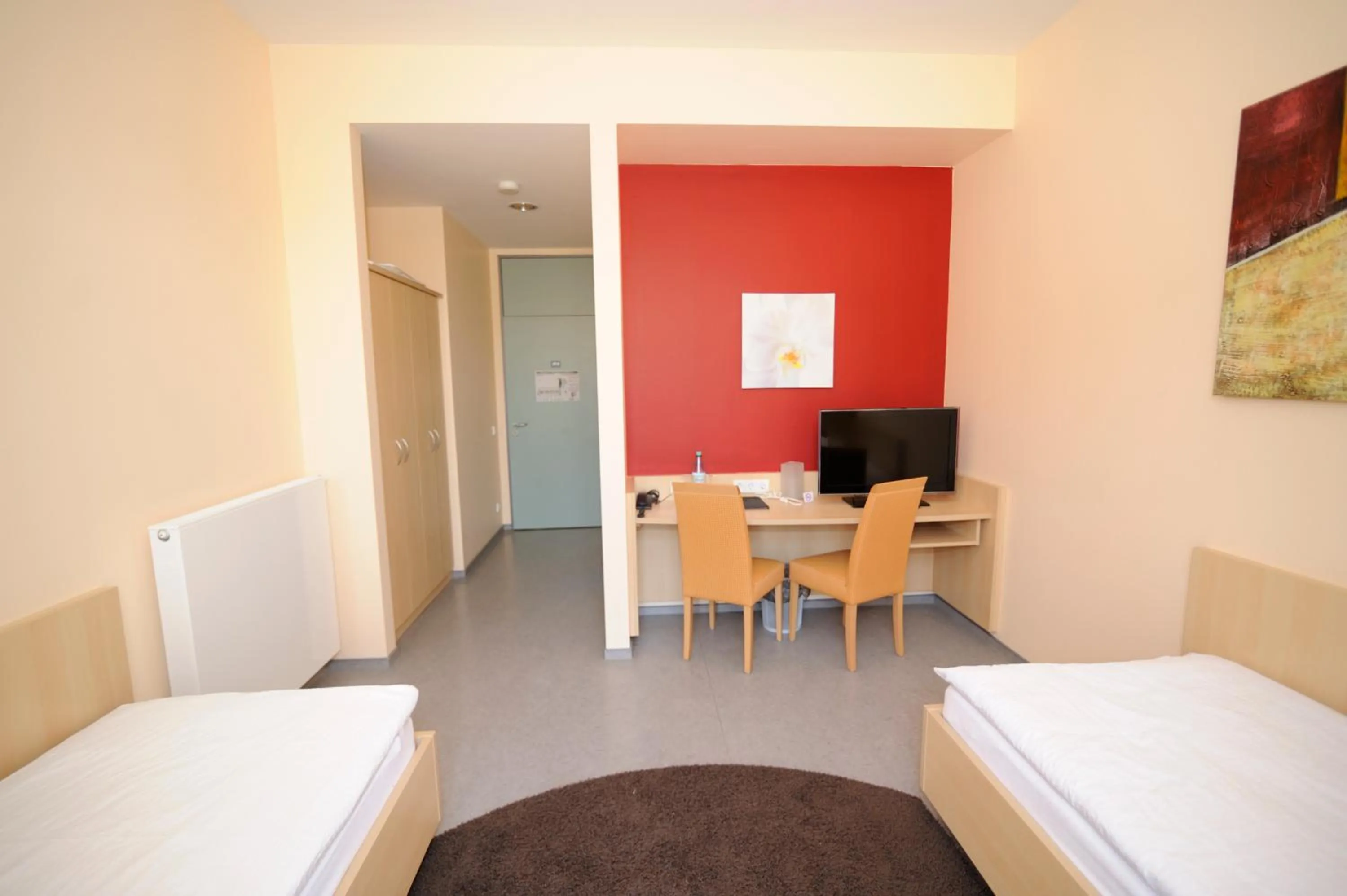 Photo of the whole room, Bed in Sporthotel Borussia Düsseldorf