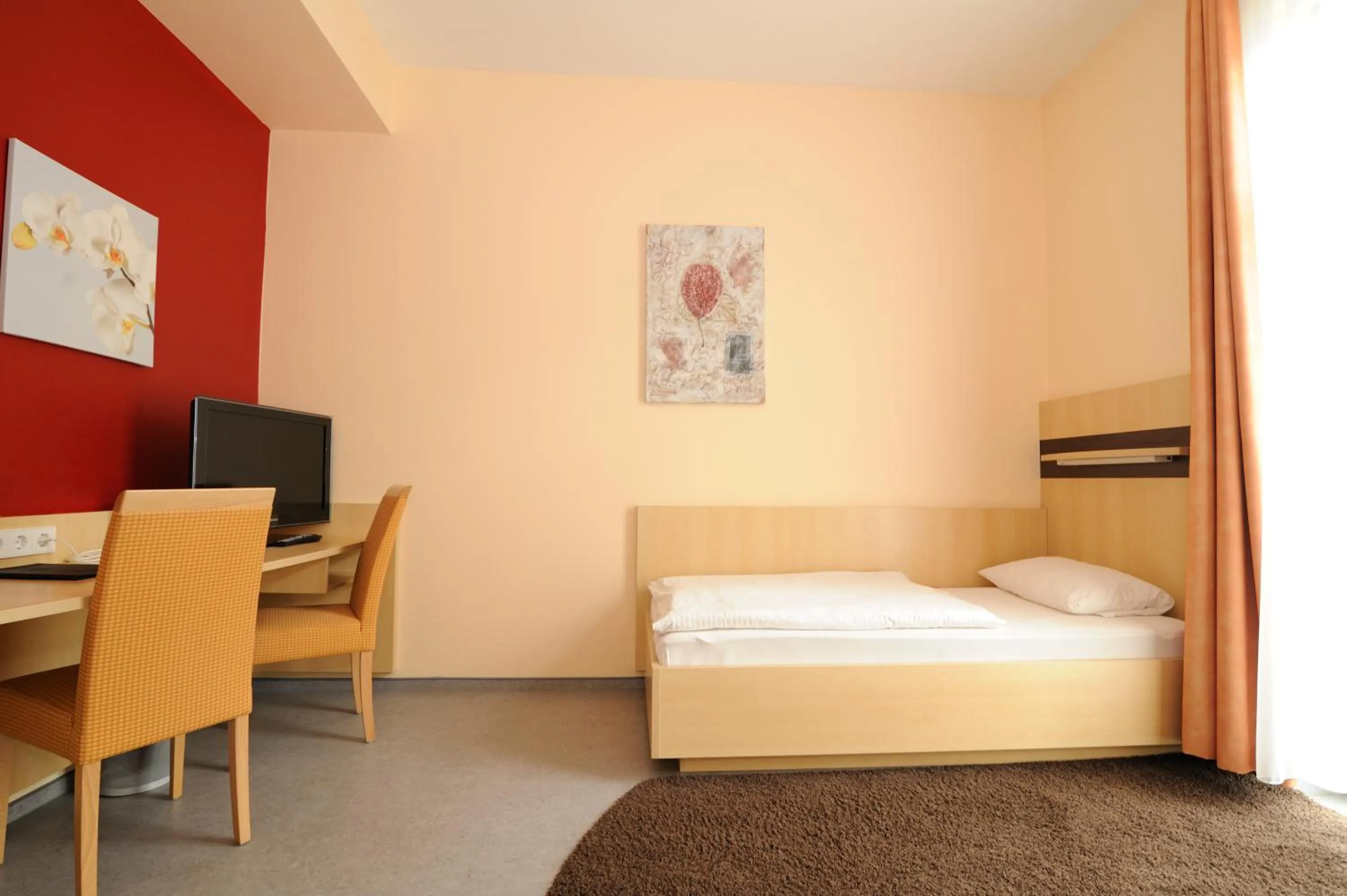 Seating area, Bed in Sporthotel Borussia Düsseldorf