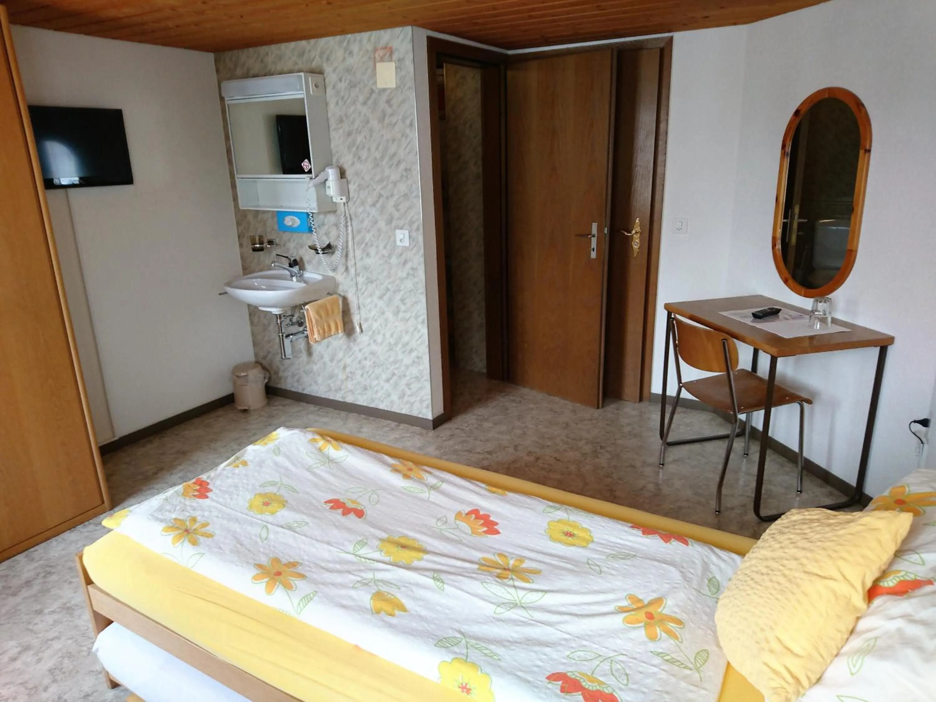 Photo of the whole room, Bed in Gasthaus zum Ochsen