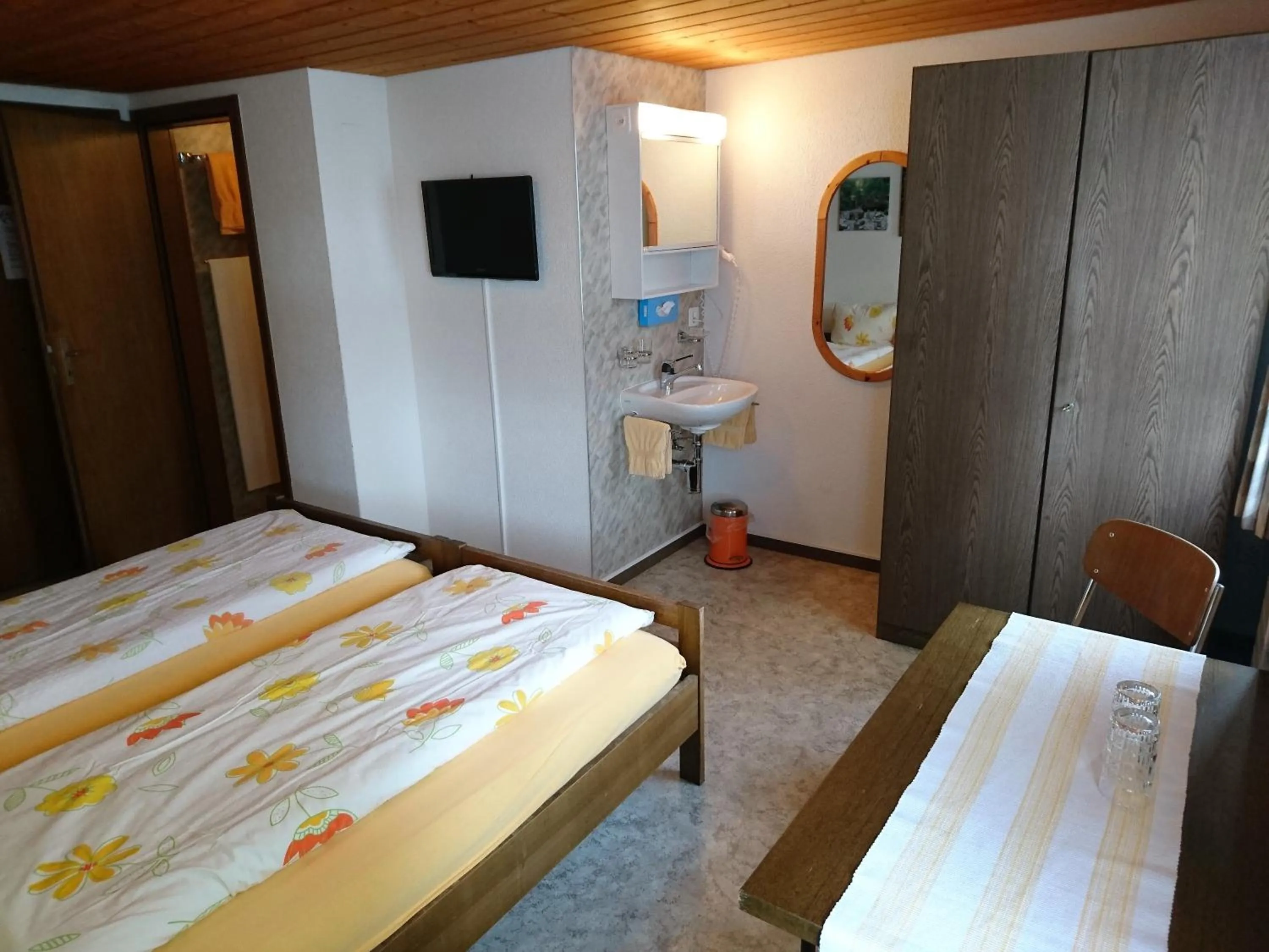 Photo of the whole room, Bed in Gasthaus zum Ochsen