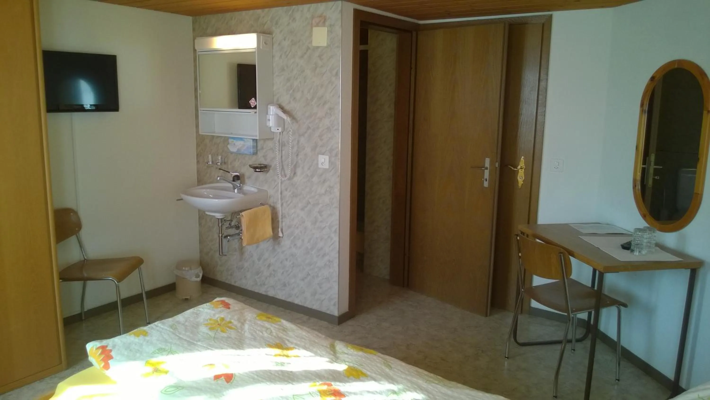 Photo of the whole room, Bed in Gasthaus zum Ochsen