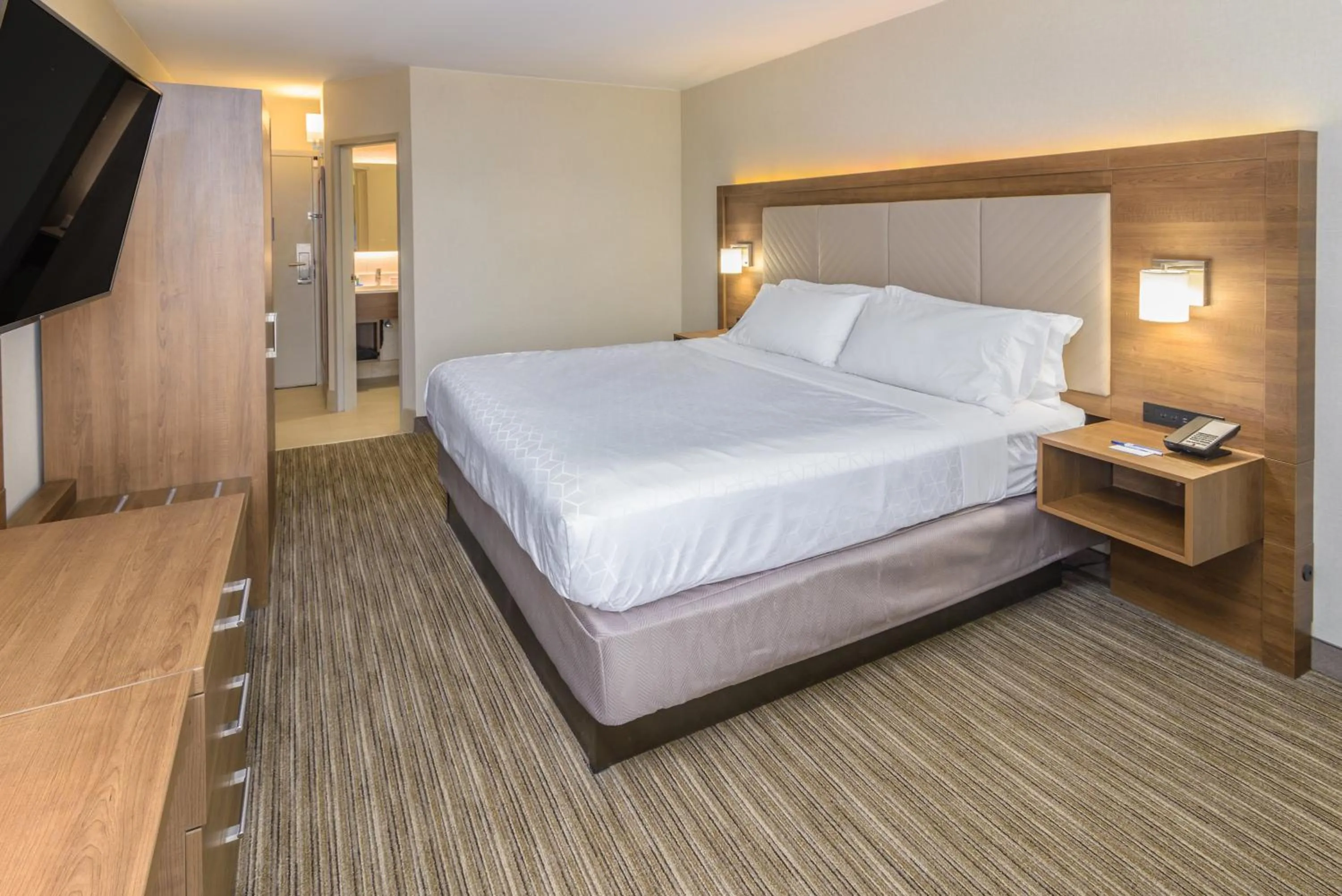 Photo of the whole room, Bed in Holiday Inn Express Southington by IHG