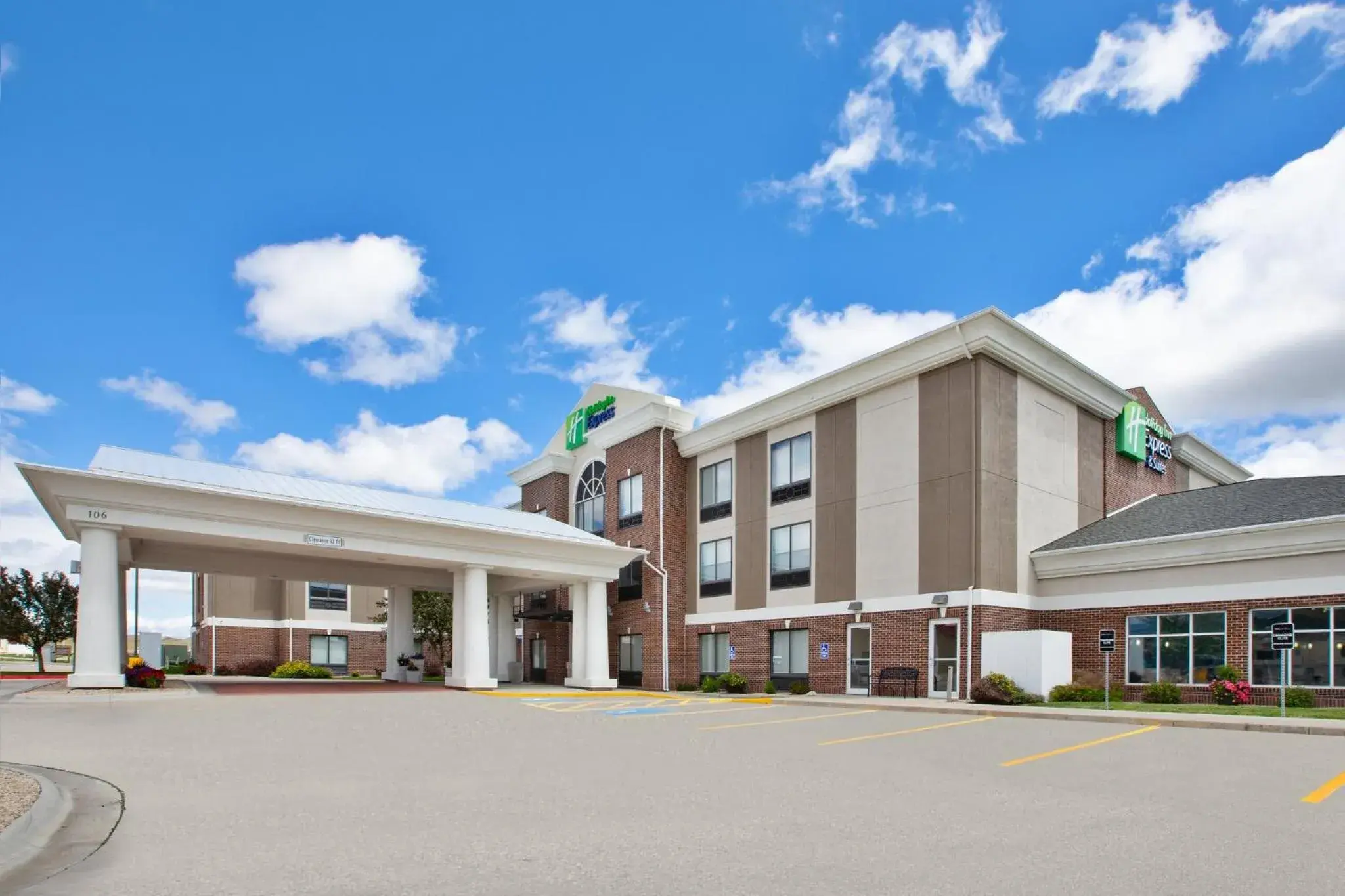 Property building in Holiday Inn Express & Suites Buffalo by IHG Property building in Holiday Inn Express & Suites Buffalo by IHG