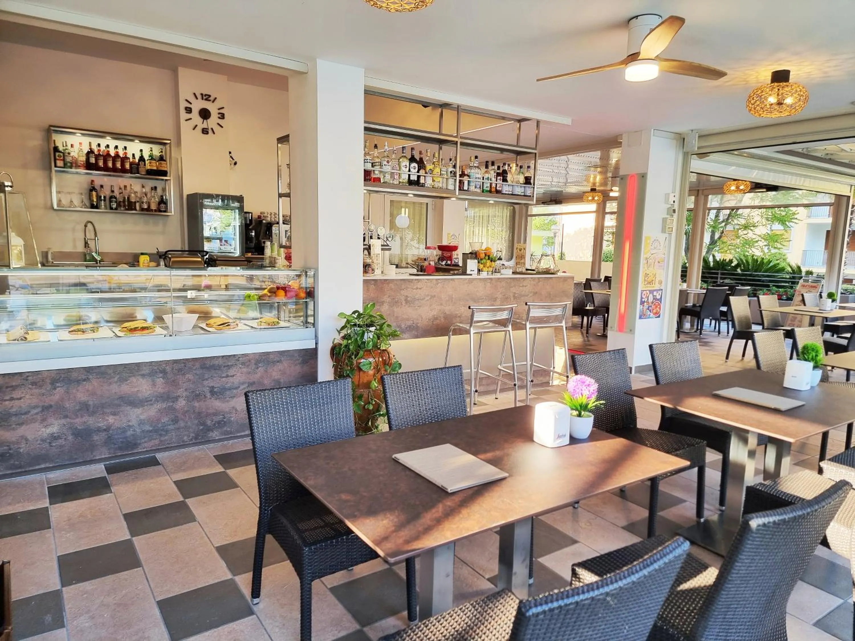 Restaurant/places to eat in Hotel Alexander