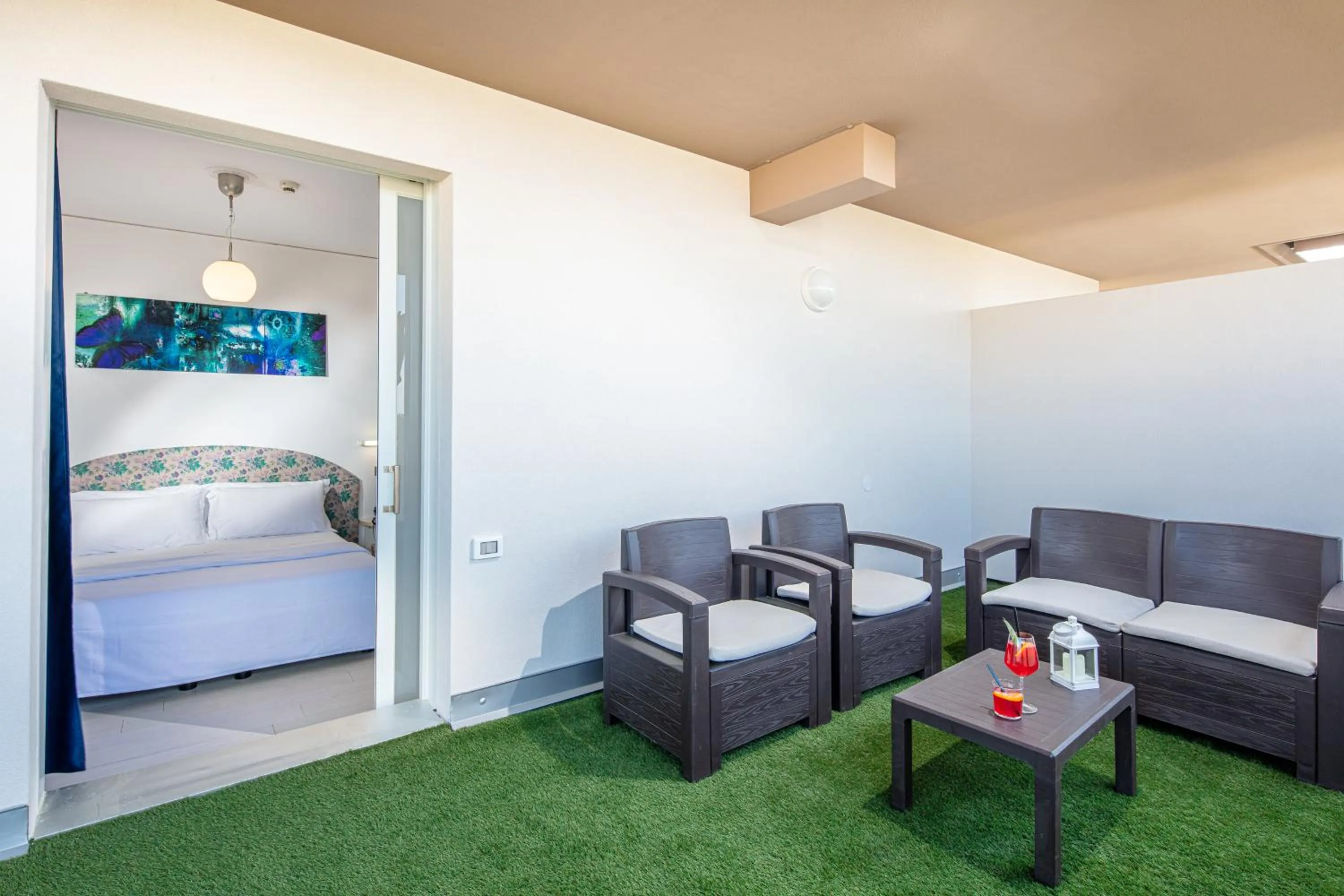 Balcony/Terrace, Bed in Hotel Alexander