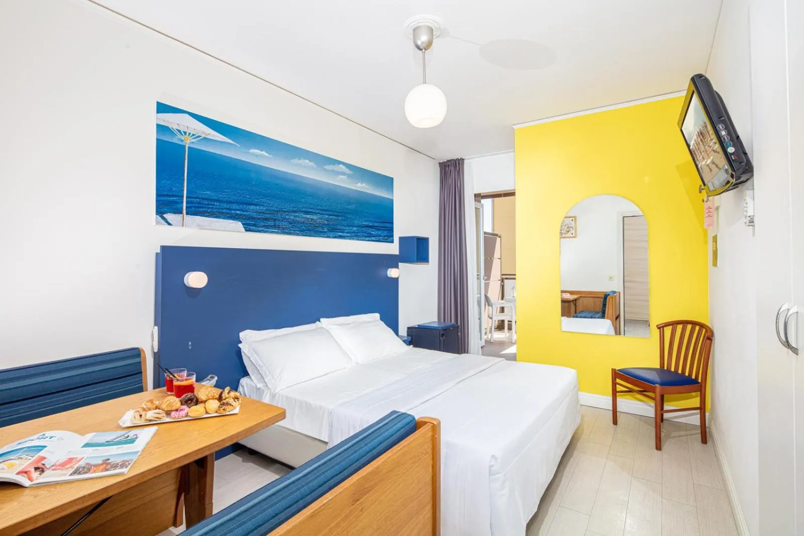 Photo of the whole room, Bed in Hotel Alexander