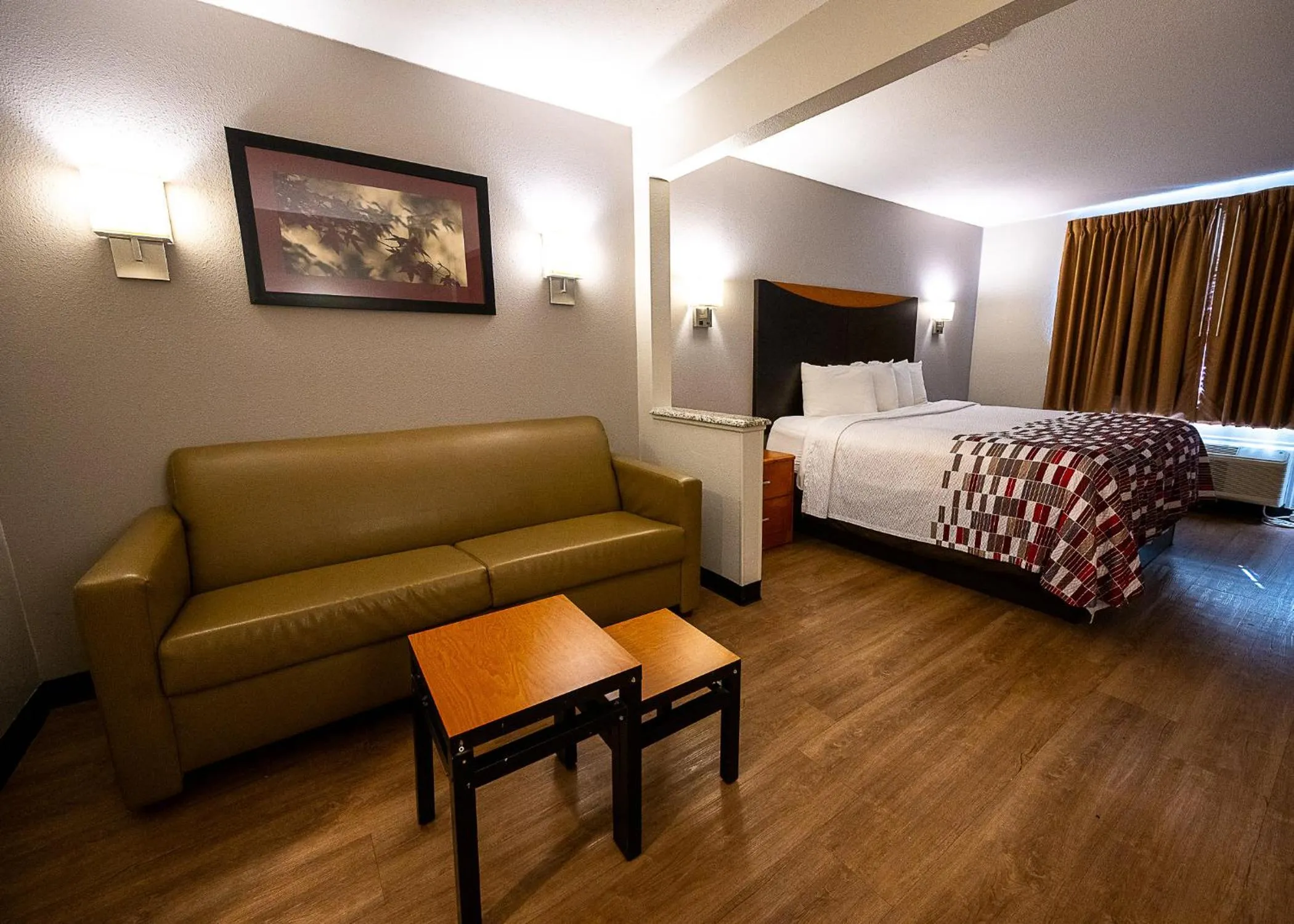 Bedroom, Bed in Red Roof Inn & Suites Danville, IL