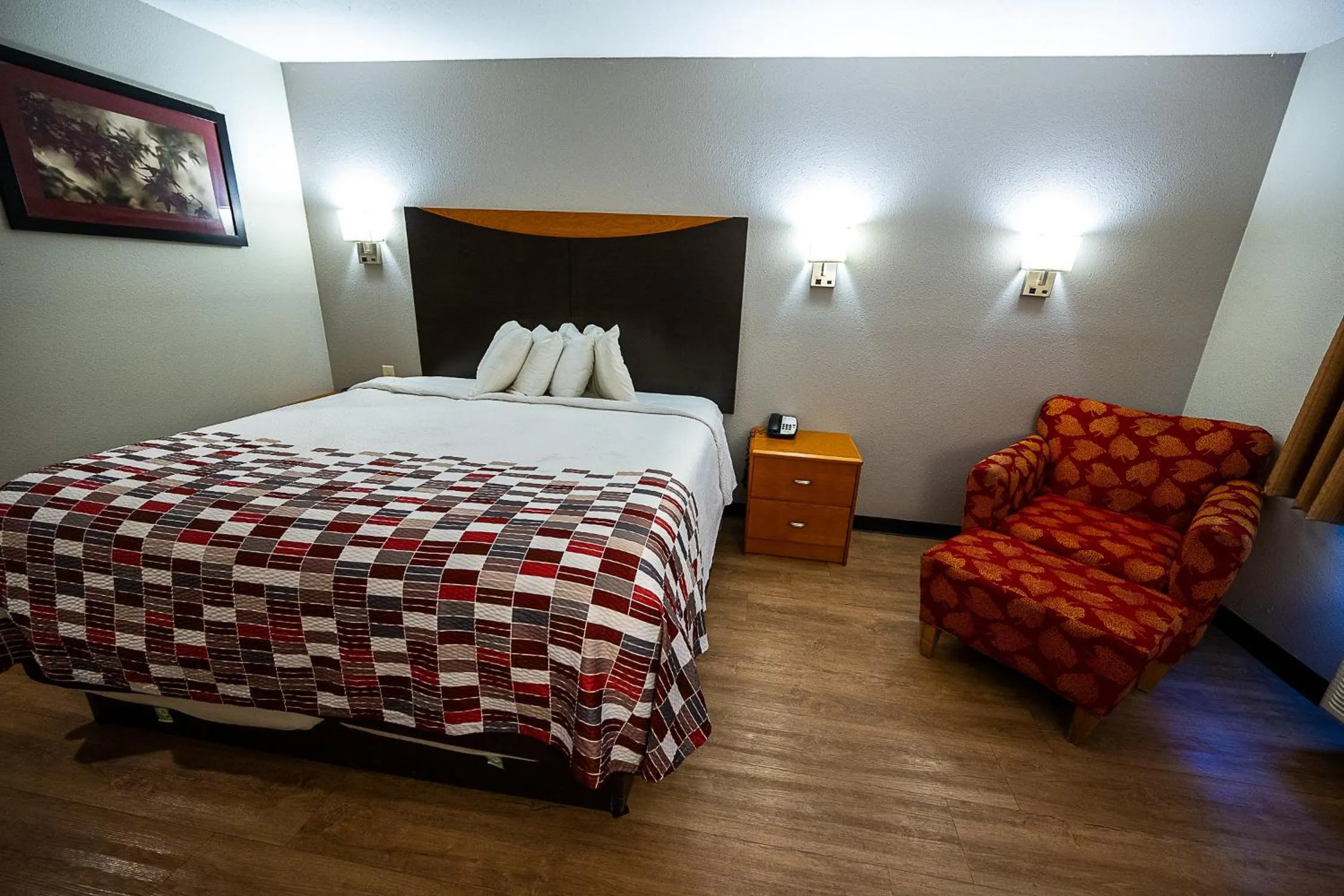 Bedroom, Bed in Red Roof Inn & Suites Danville, IL