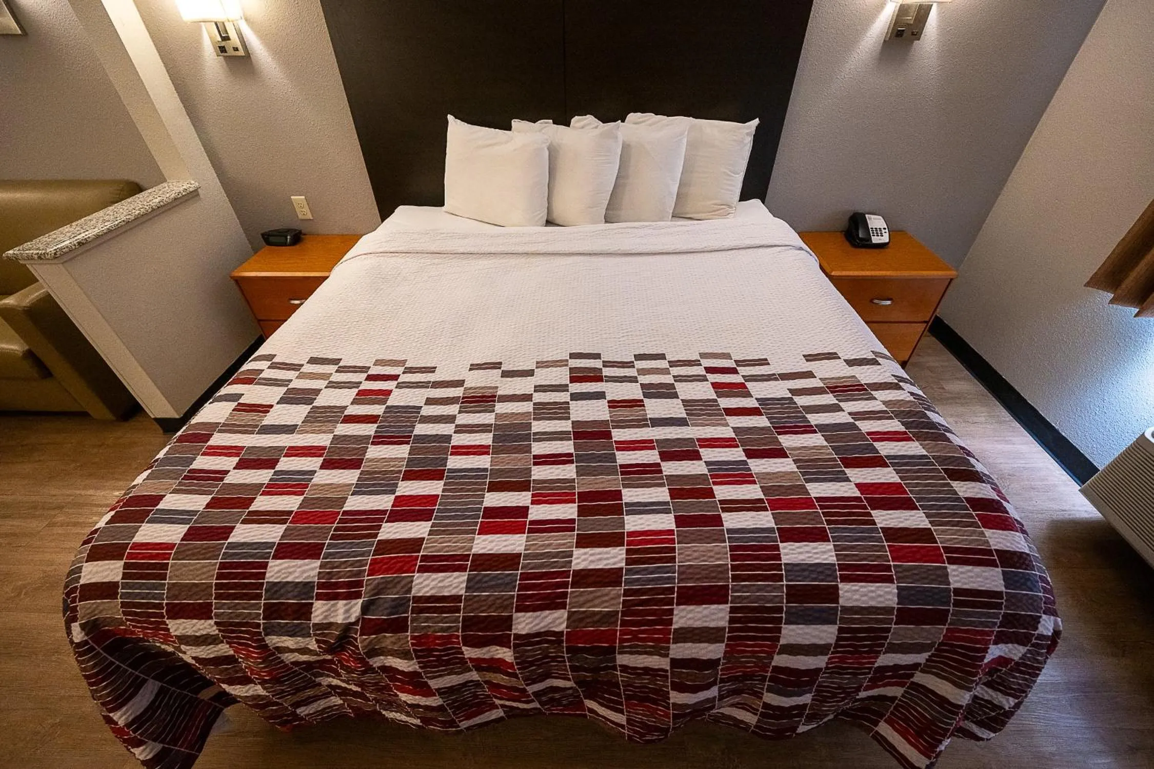 Bedroom, Bed in Red Roof Inn & Suites Danville, IL