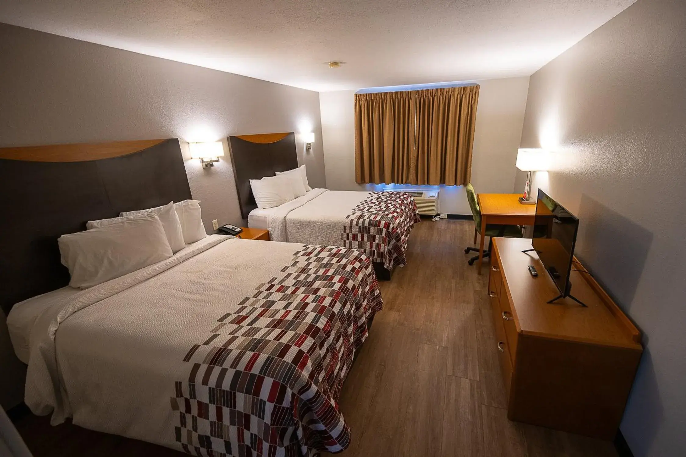 Deluxe Room with Two Queen Beds Smoke Free in Red Roof Inn & Suites Danville, IL Deluxe Room with Two Queen Beds Smoke Free in Red Roof Inn & Suites Danville, IL