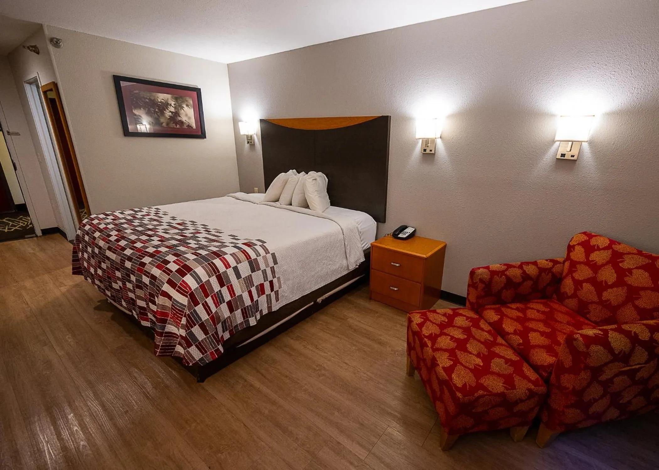 Bedroom, Bed in Red Roof Inn & Suites Danville, IL