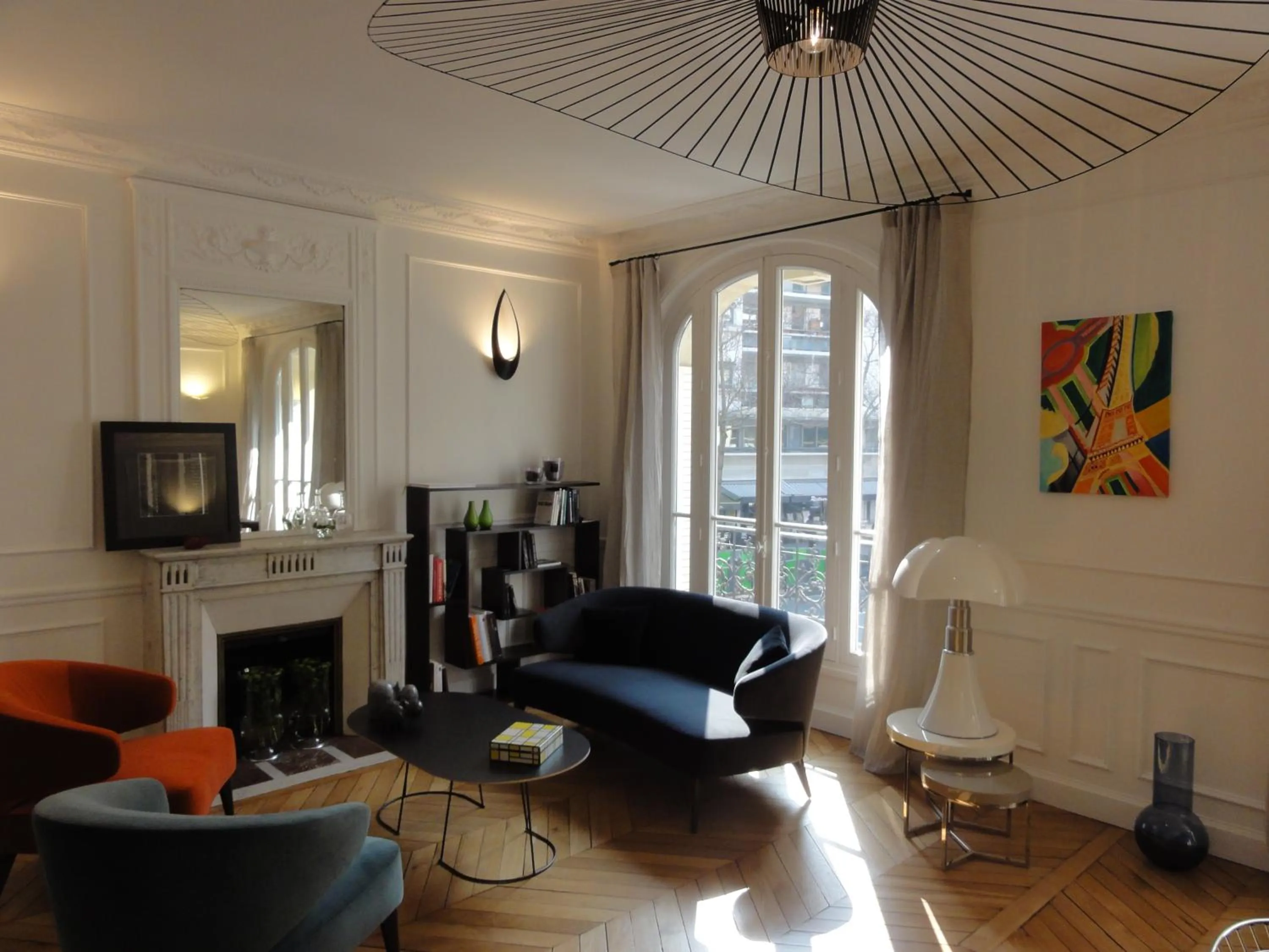 Communal lounge/ TV room in Relais12bis Bed & Breakfast By Eiffel Tower