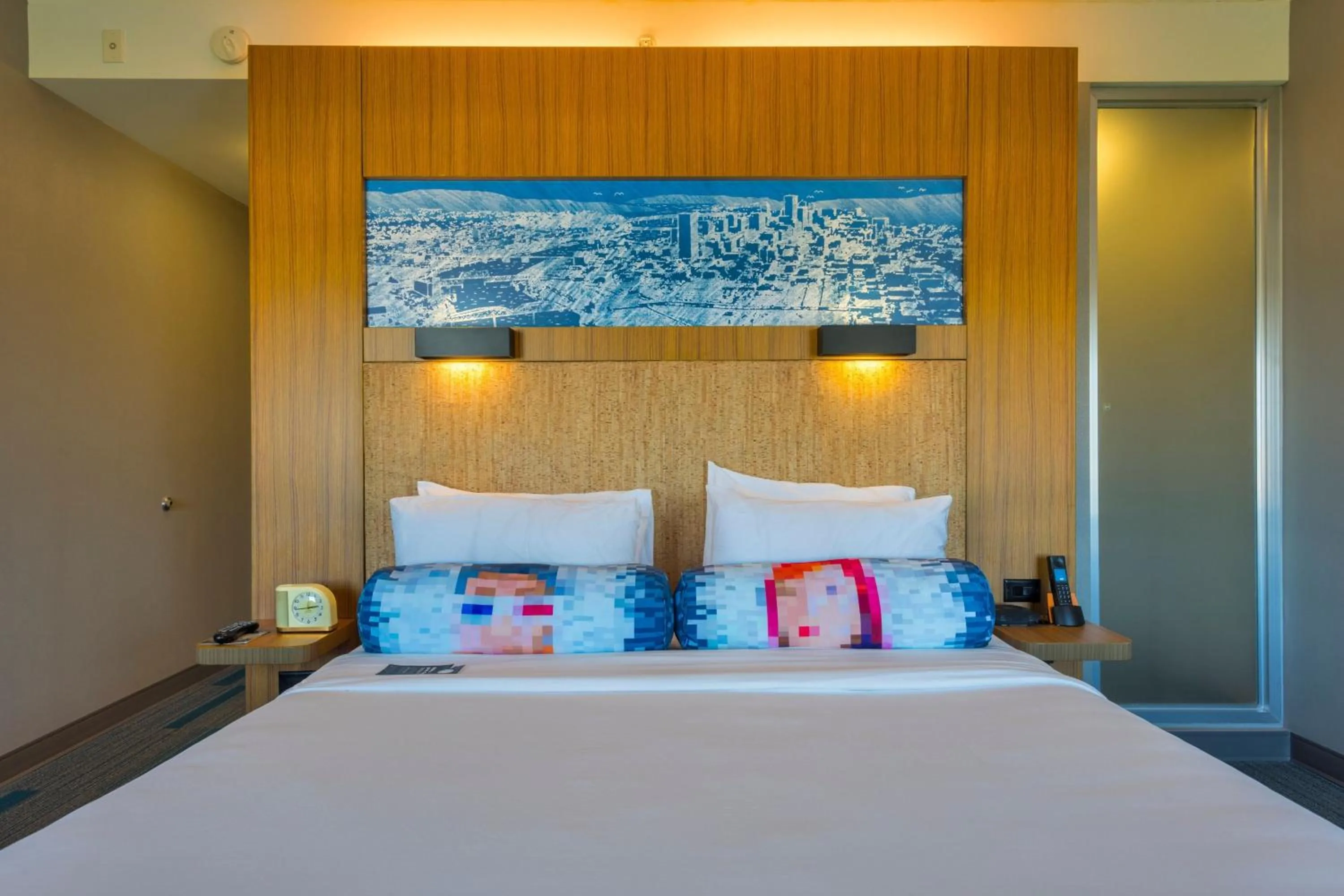 Photo of the whole room, Bed in Aloft Portland Airport Hotel at Cascade Station