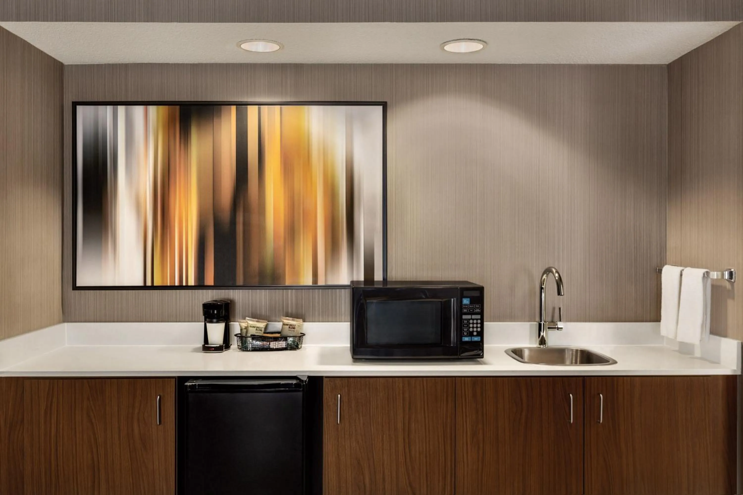 Lounge or bar in Courtyard by Marriott Topeka
