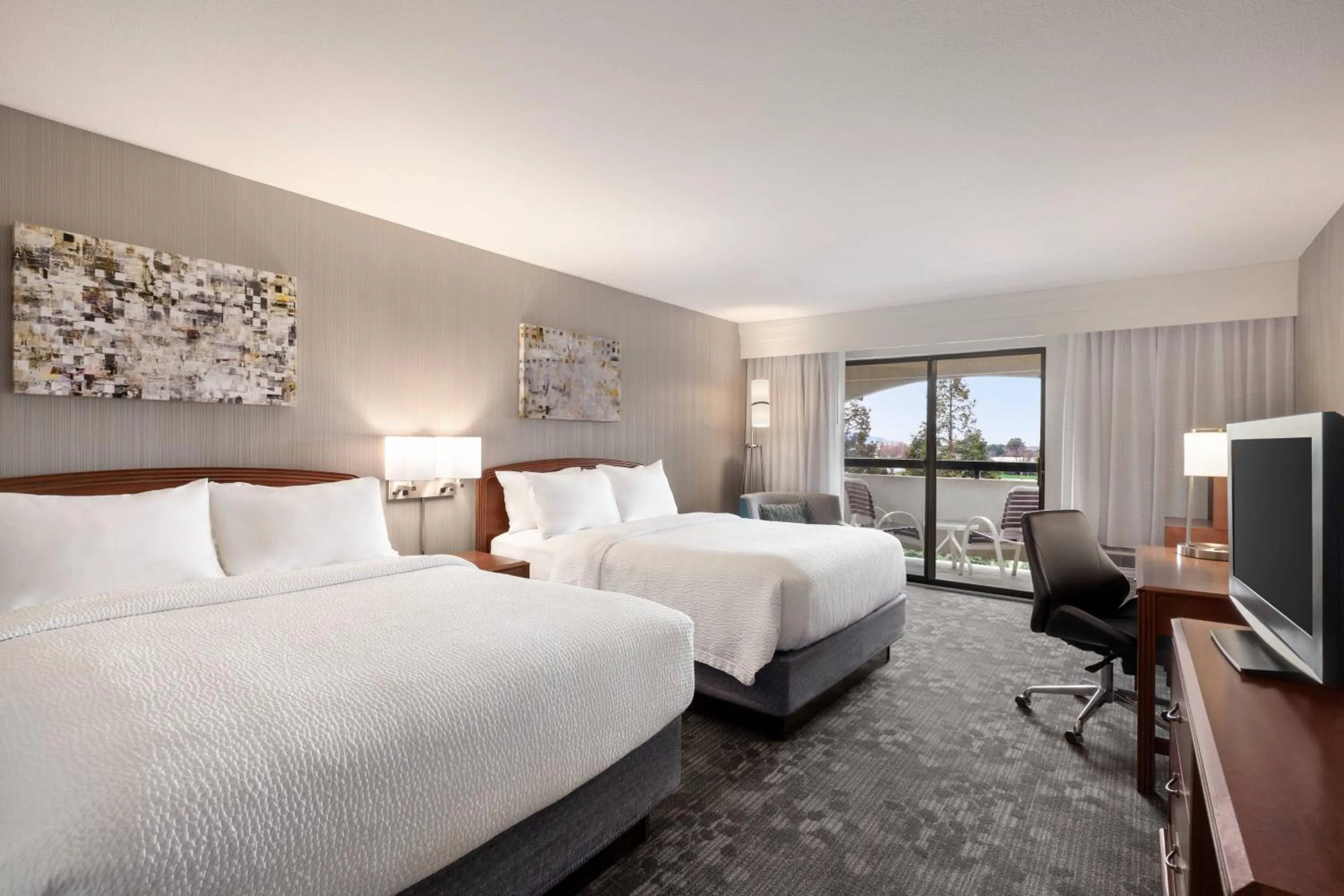 Photo of the whole room, Bed in Courtyard by Marriott San Jose South/Morgan Hill