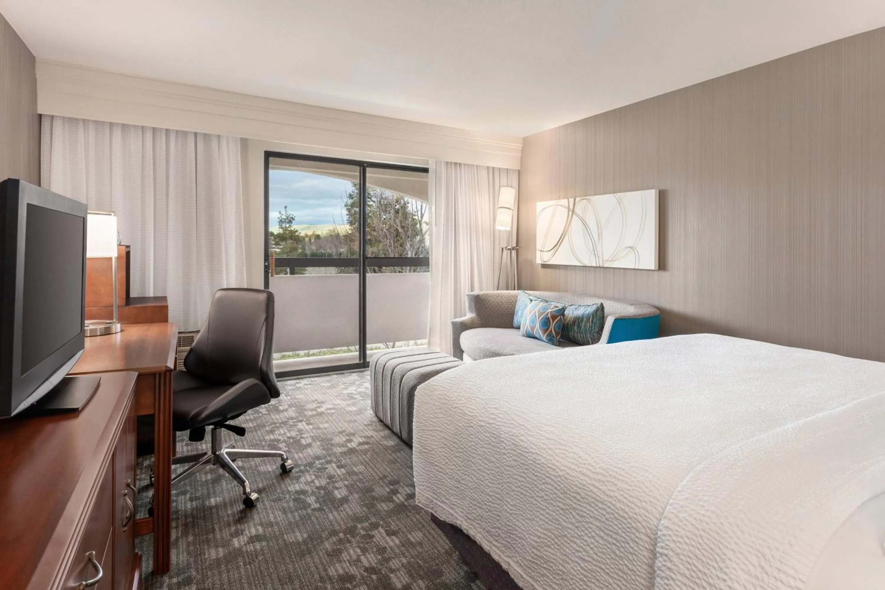 Photo of the whole room, Bed in Courtyard by Marriott San Jose South/Morgan Hill