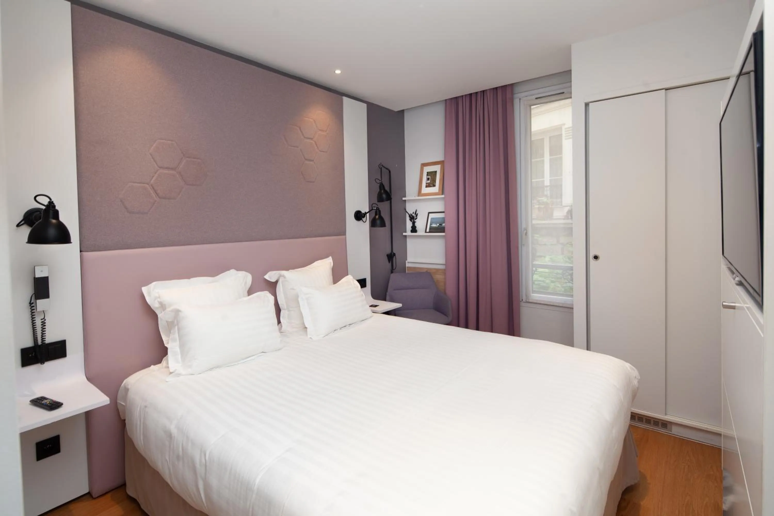 Bed in Hôtel Vendome Saint-Germain