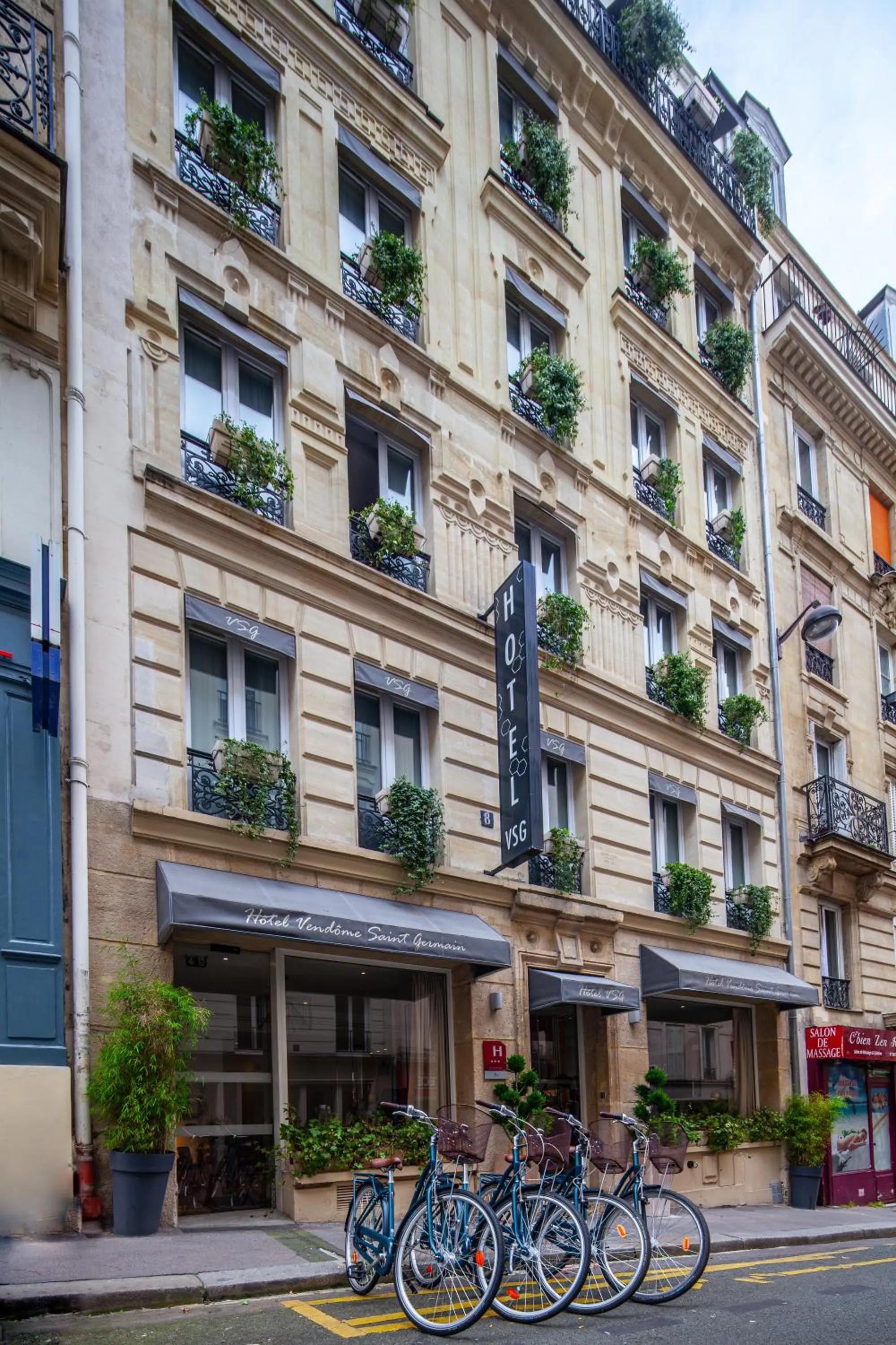Property building in Hôtel Vendome Saint-Germain