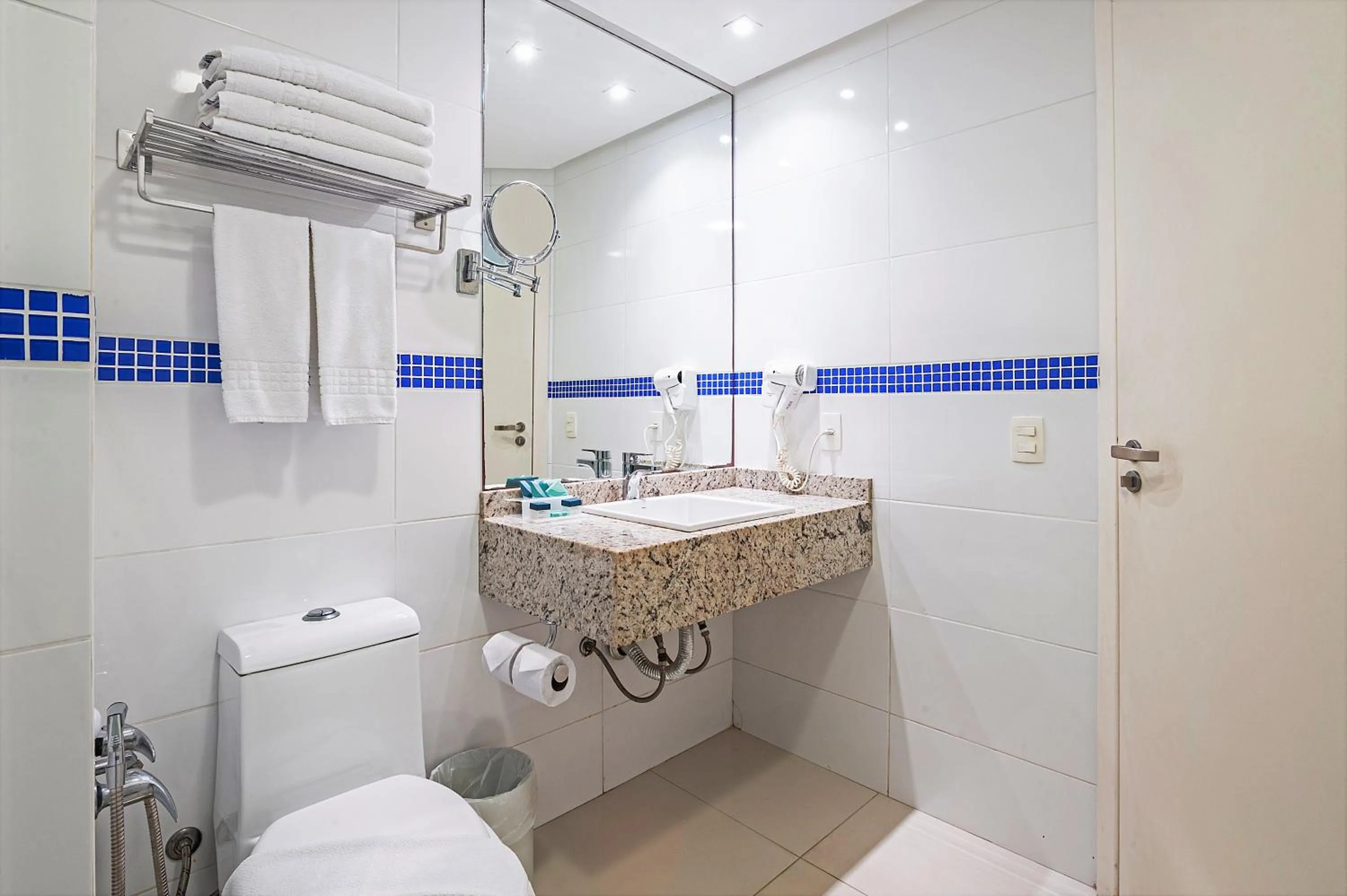 Shower in Slaviero Ingleses Convention