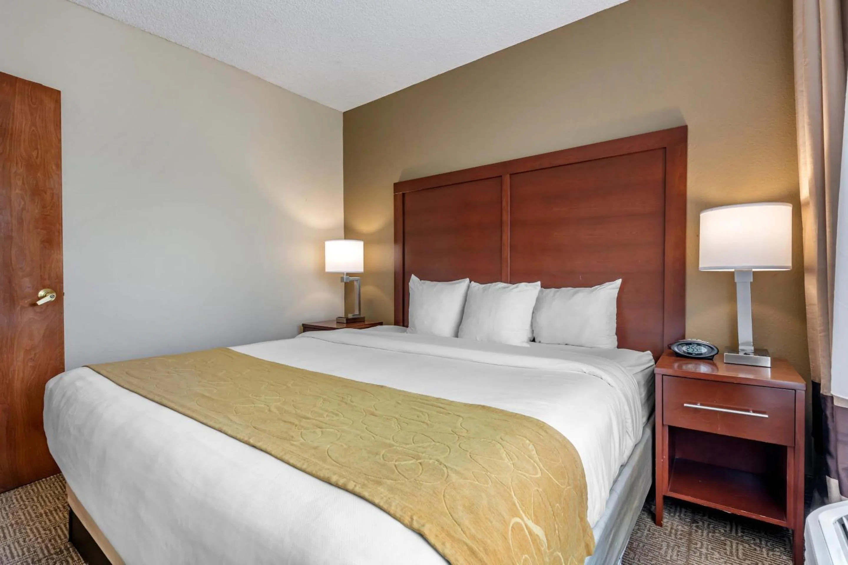 Bedroom, Bed in Comfort Suites Sawgrass
