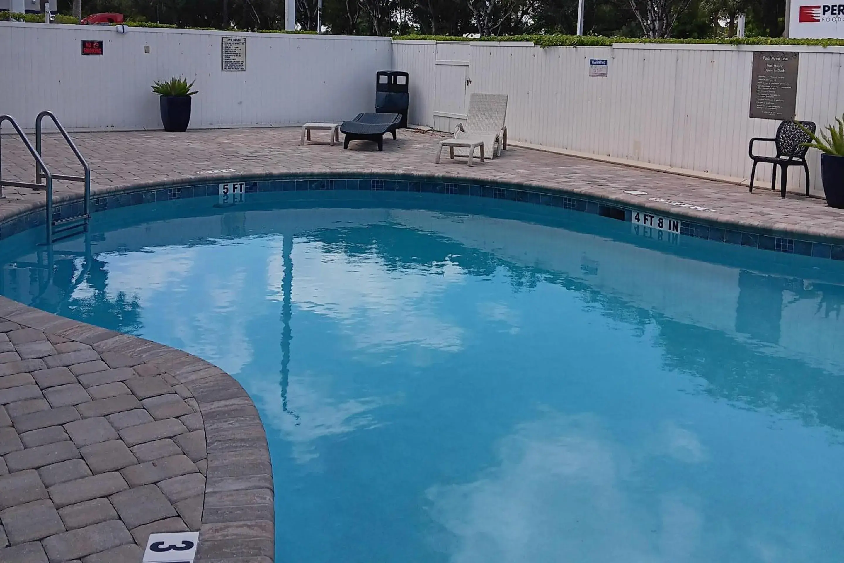 Swimming pool in Comfort Suites Tamarac Sawgrass Swimming pool in Comfort Suites Tamarac Sawgrass