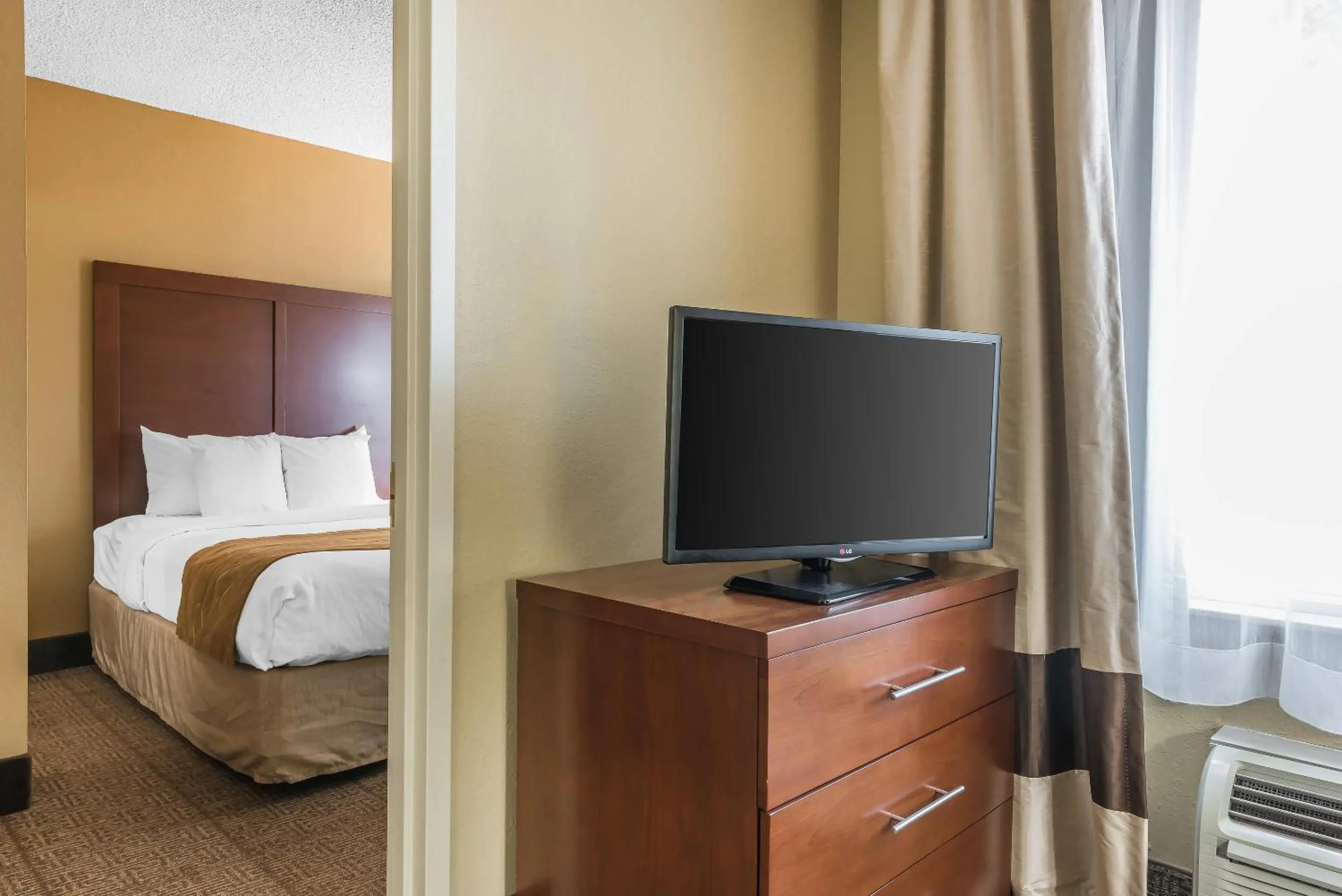 Bedroom, Bed in Comfort Suites Sawgrass