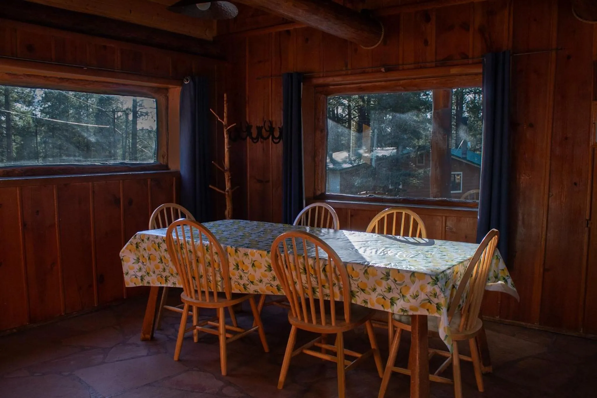 Dining area in Arizona Mountain Inn & Cabins