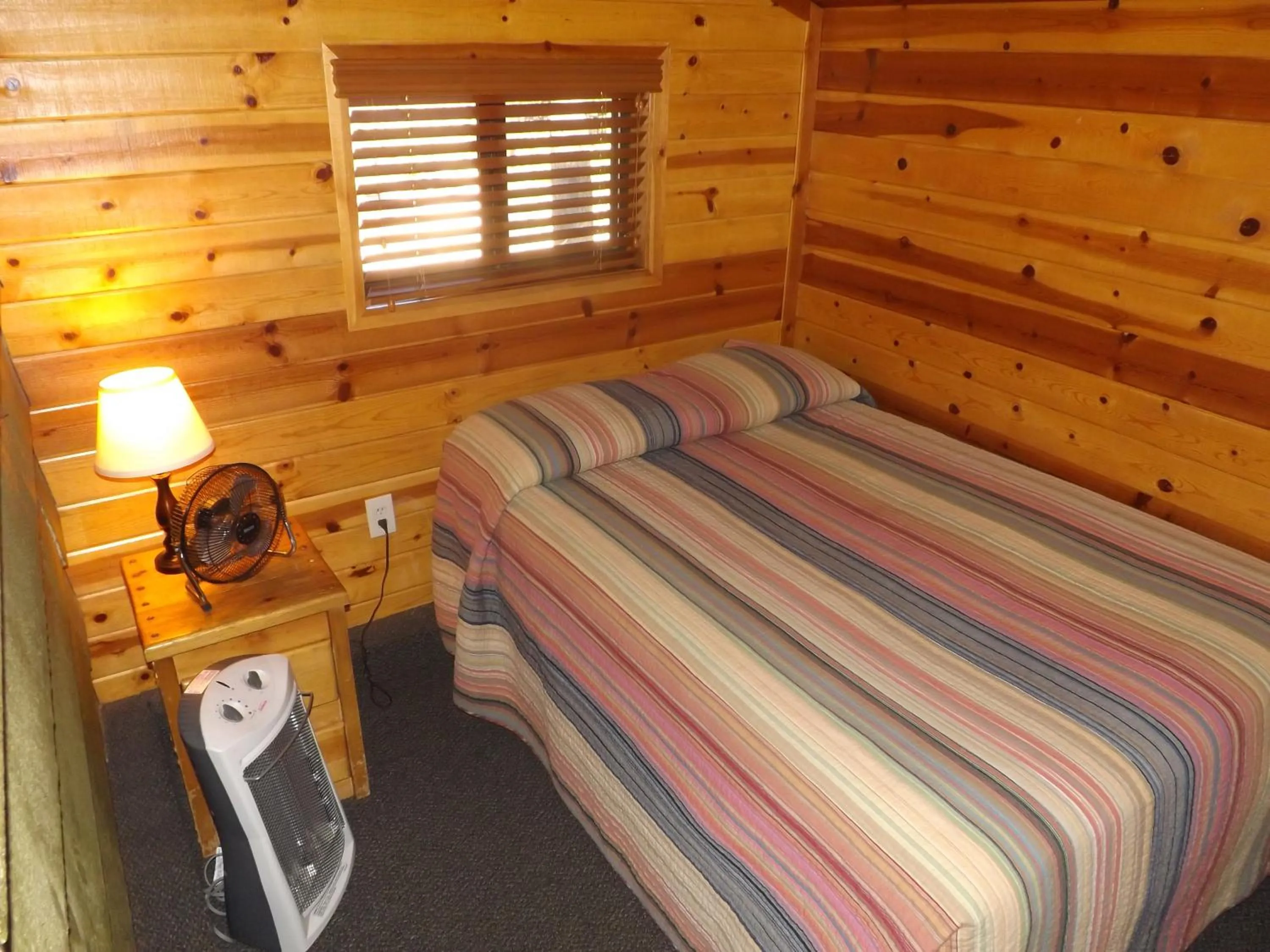 Bed in Arizona Mountain Inn & Cabins