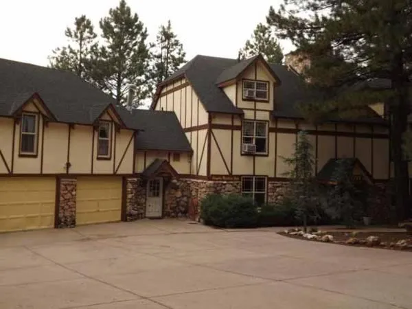 Facade/entrance in Arizona Mountain Inn & Cabins