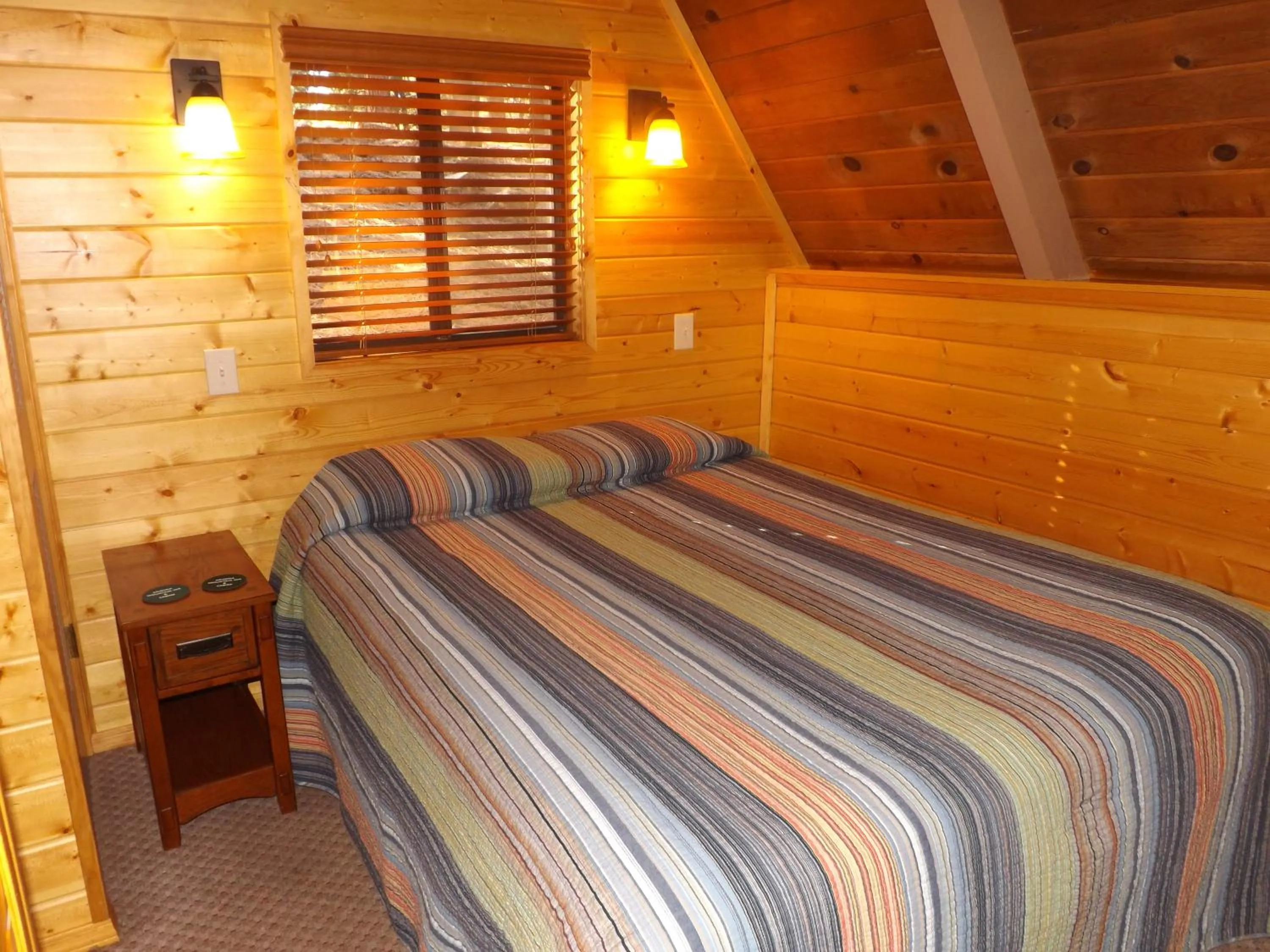 Bed in Arizona Mountain Inn & Cabins