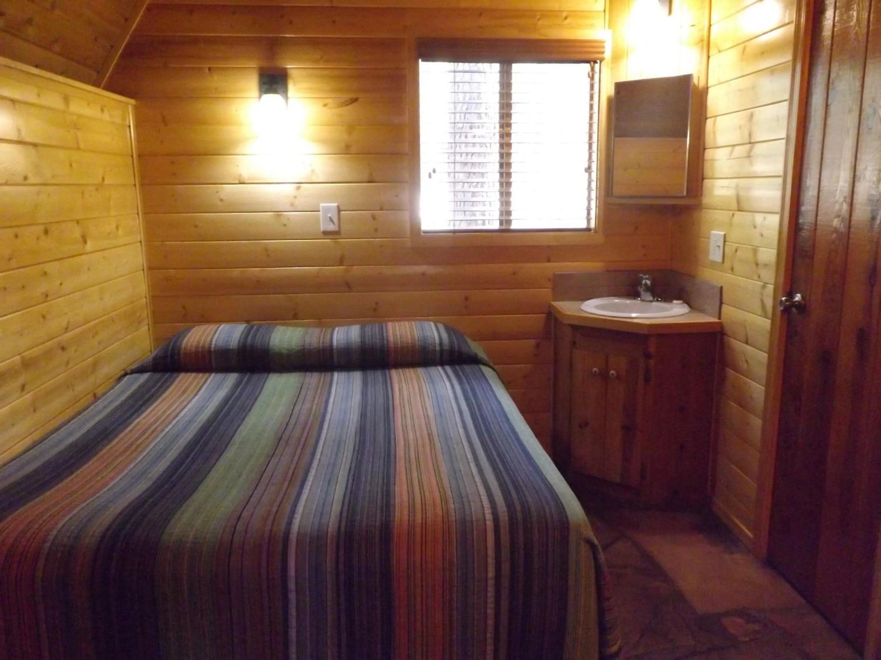 Bedroom, Bed in Arizona Mountain Inn & Cabins