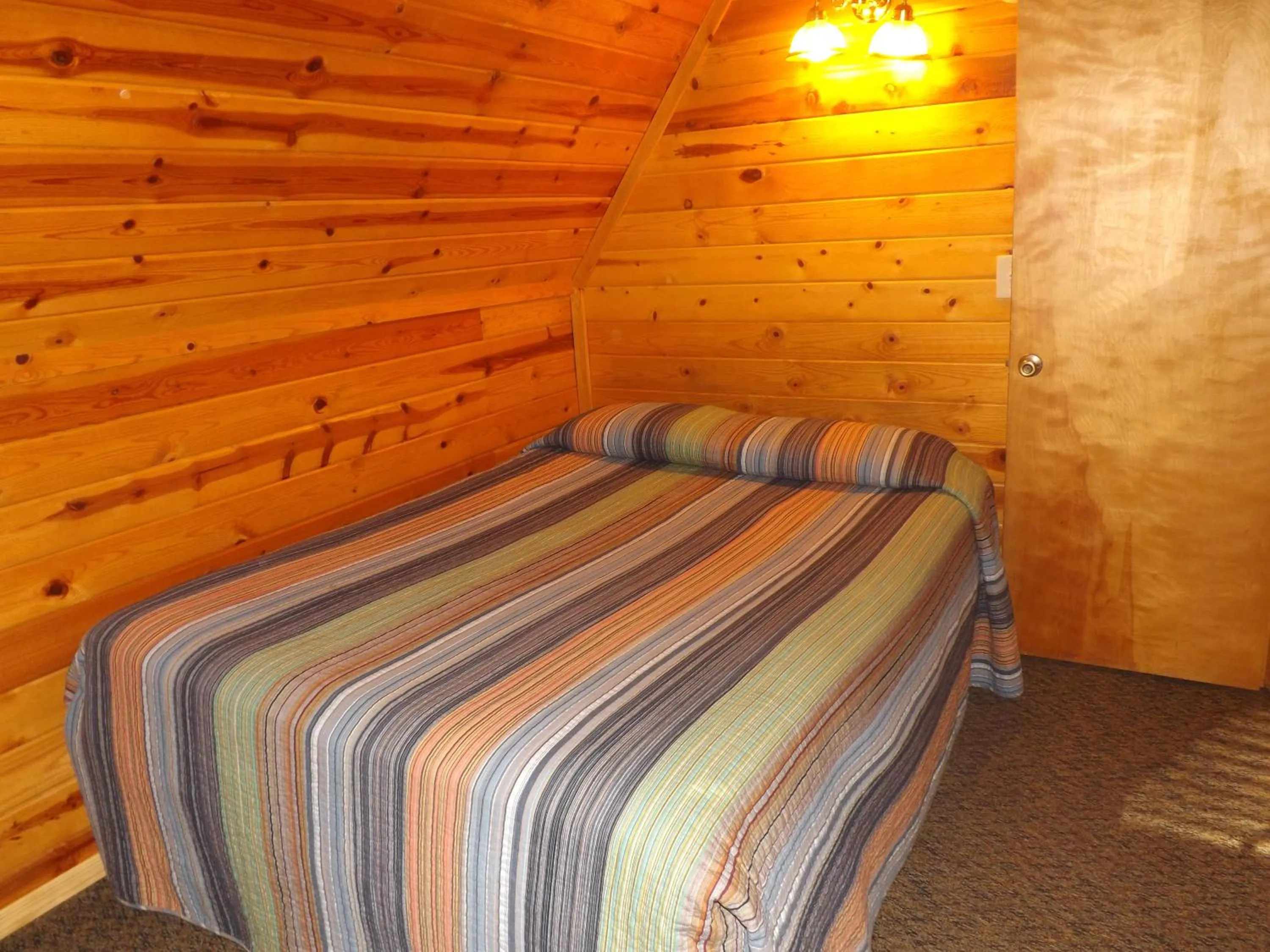 Bed in Arizona Mountain Inn & Cabins