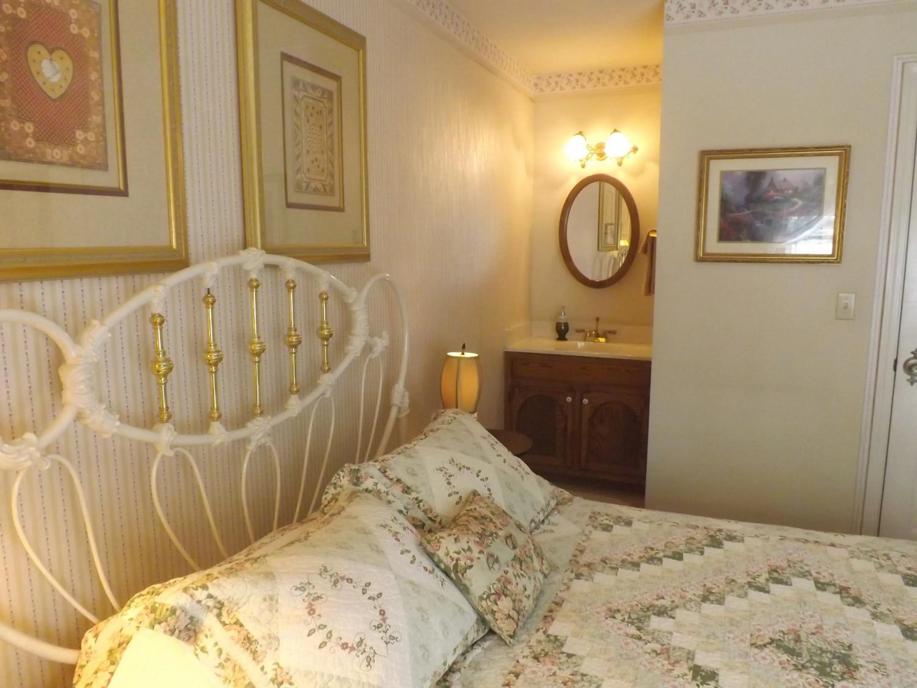 Bedroom, Bed in Arizona Mountain Inn & Cabins