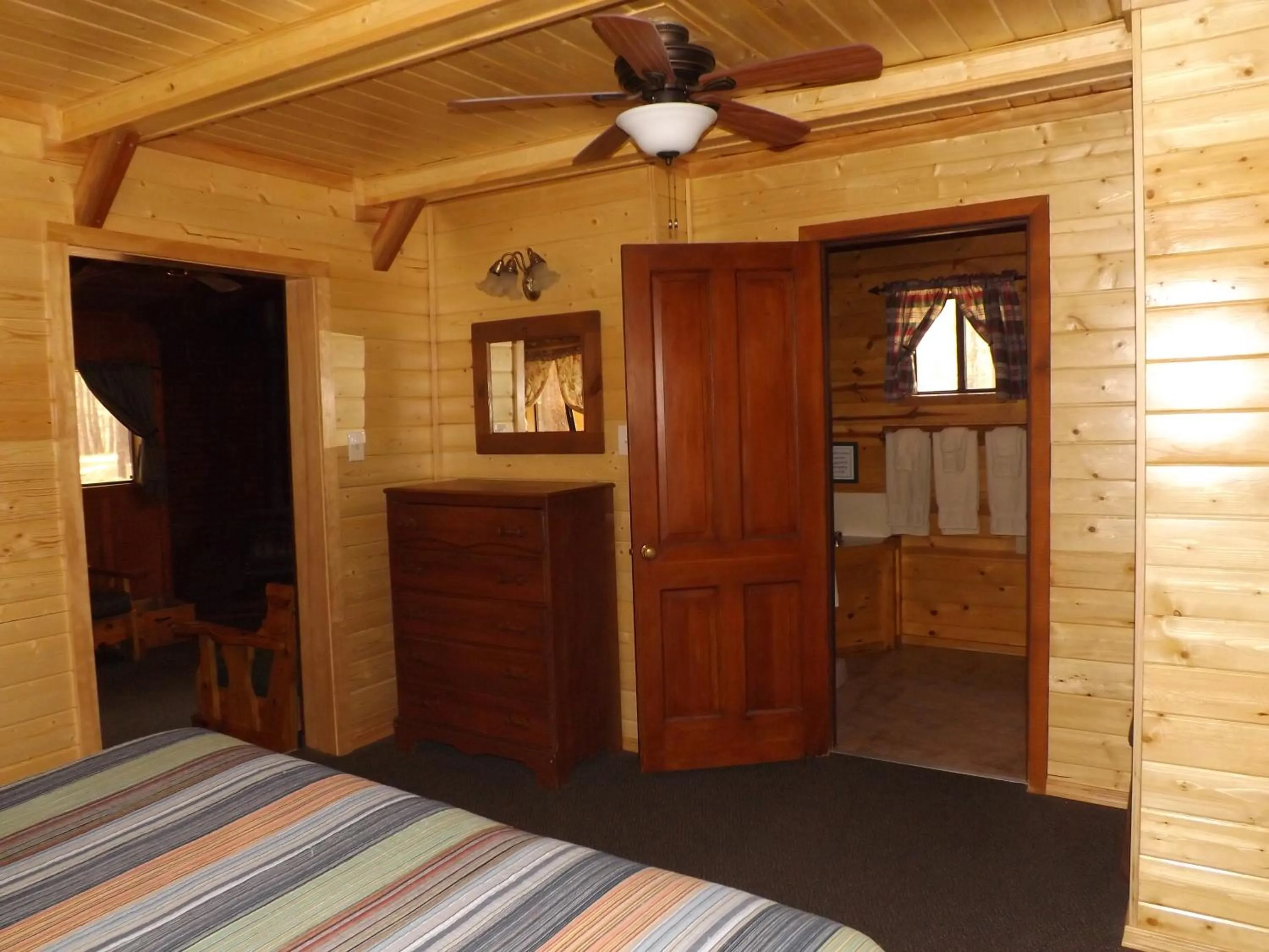 Bed in Arizona Mountain Inn & Cabins