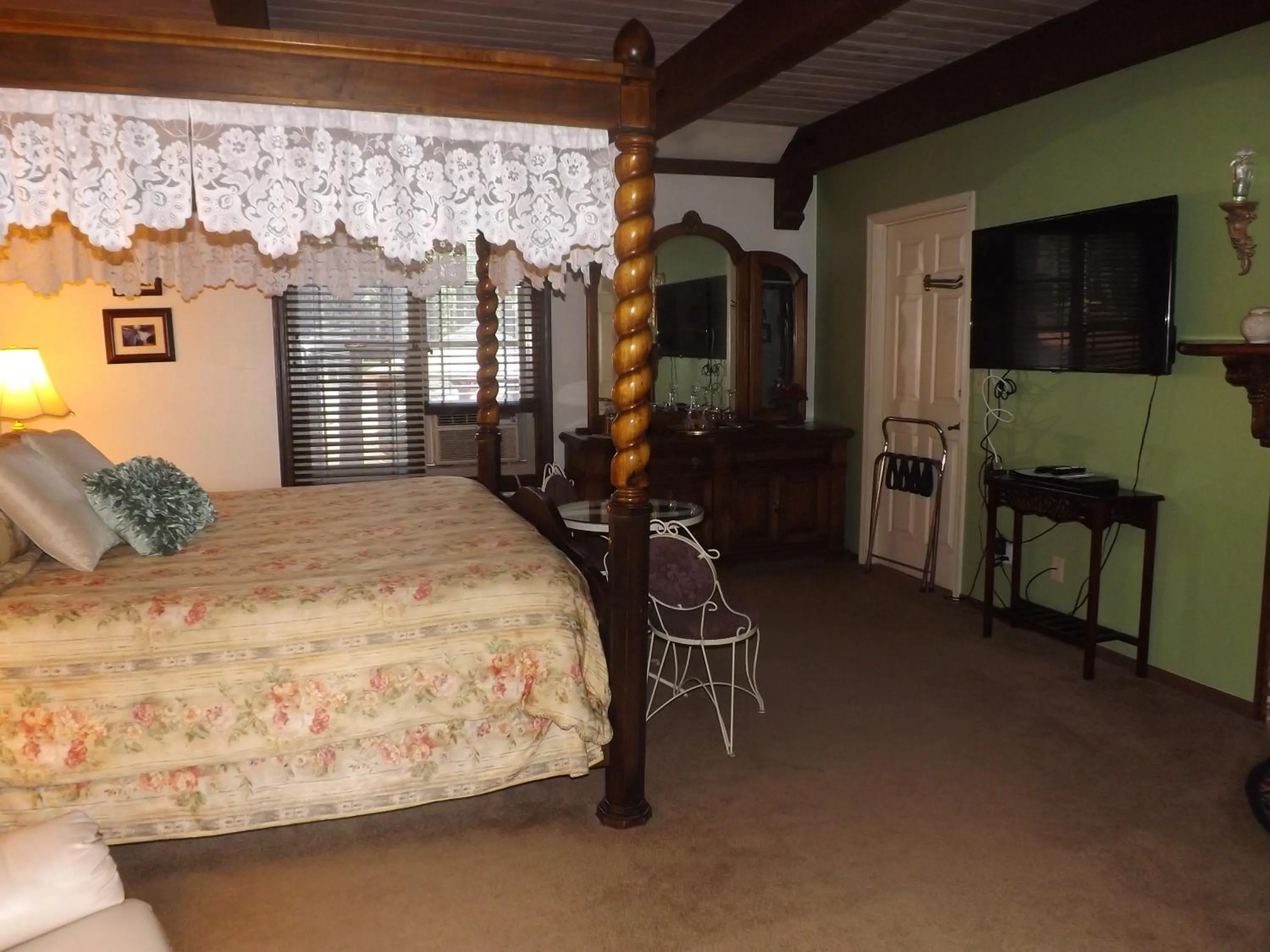 TV and multimedia, Bed in Arizona Mountain Inn & Cabins