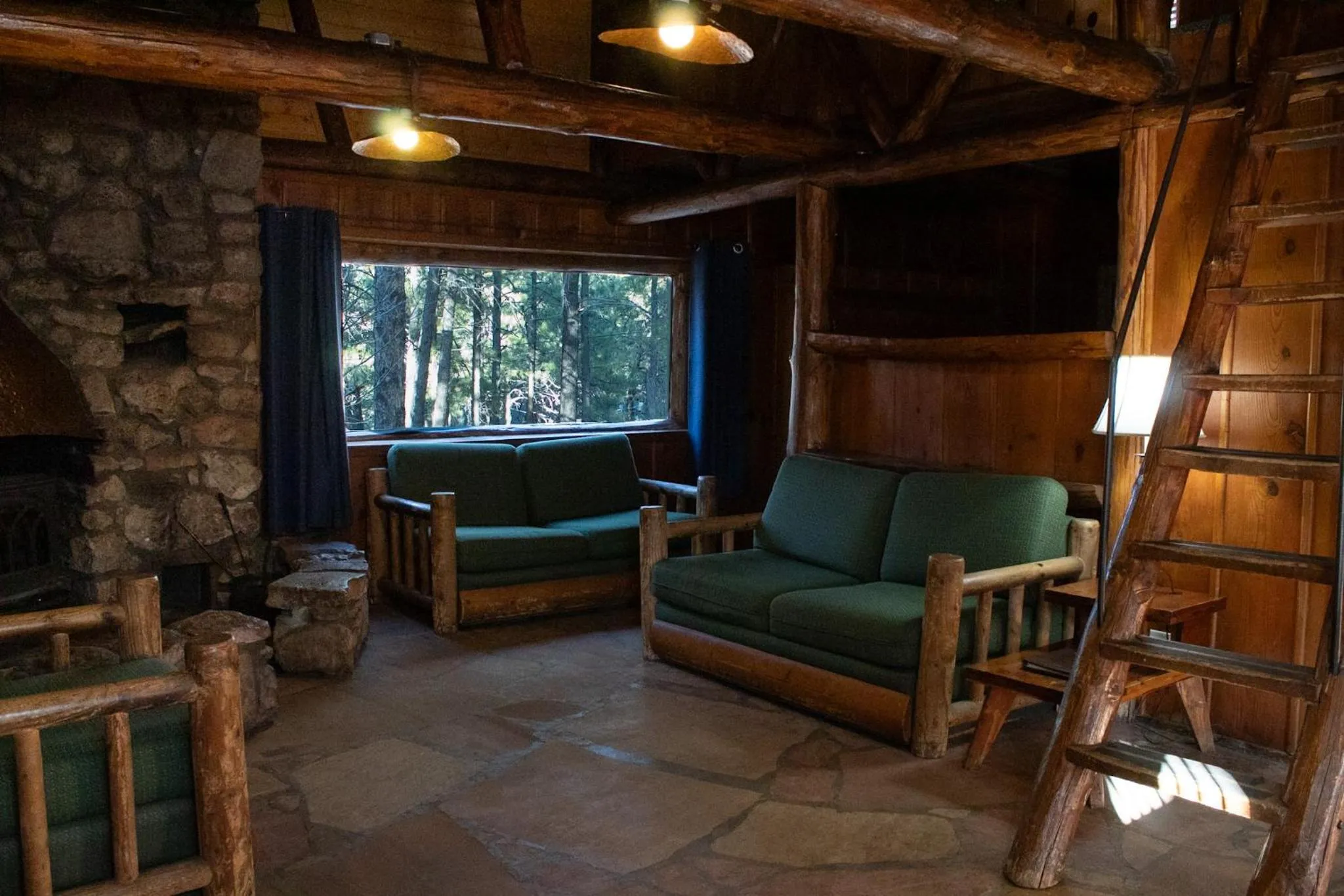 Living room in Arizona Mountain Inn & Cabins